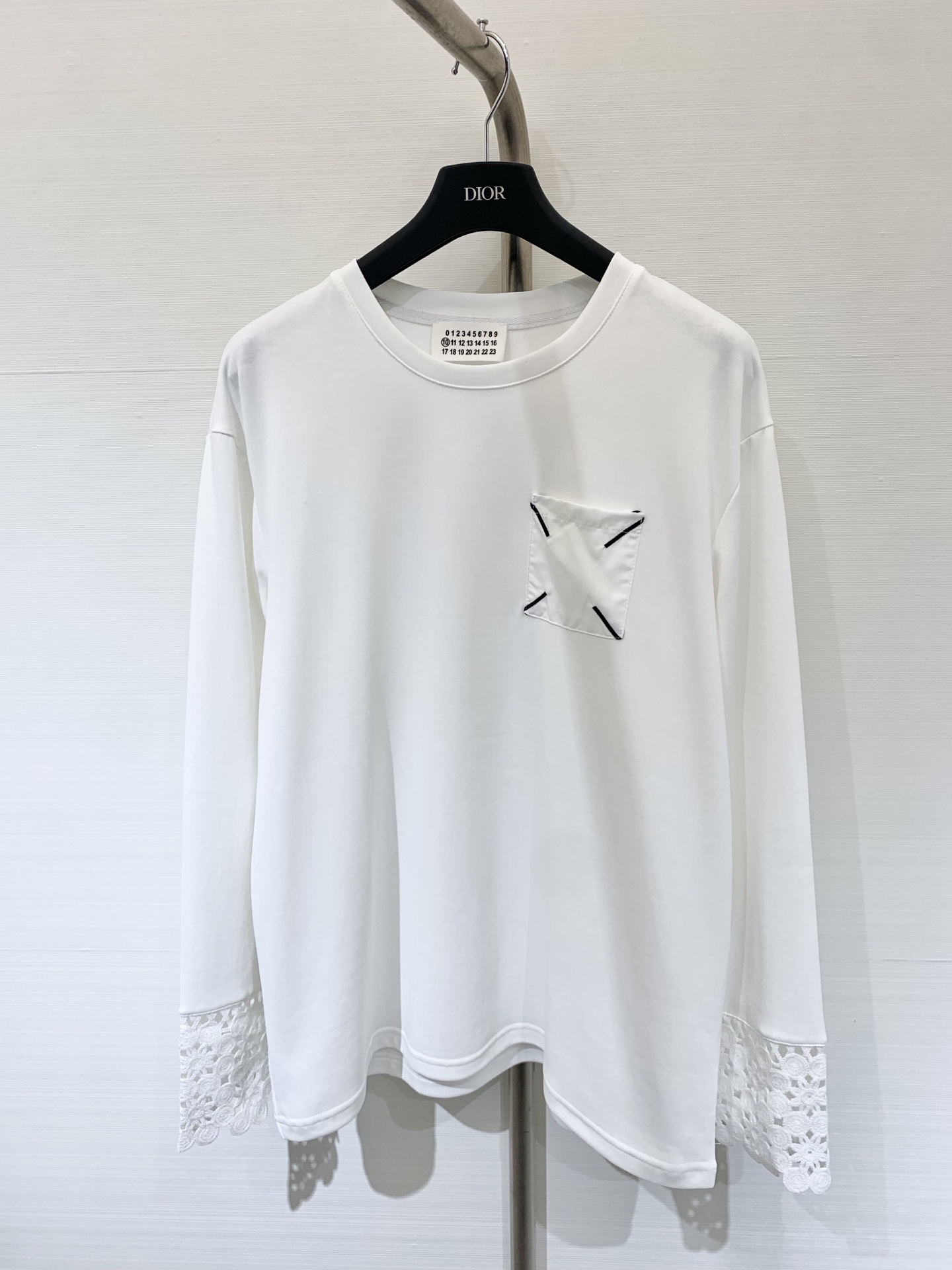 NO:464913,MM6 Magila 25 early autumn new style hooked four corner stitching pocket round neck long sleeve T-shirt lace sleeve design outer wear base stacking artifact High quality not easy to deform sml,,masion margiela,masion margiela,tees,t-shirt,alexander wang19860909MM6 马吉拉 25早秋新款 钩花四角缝线口袋圆领长袖T恤 蕾丝拼袖设计 外穿打底叠搭神器 高品质不易变形sml,,masion margiela,masion margiela,tees，t-shirt,alexander wang,Women's clothing