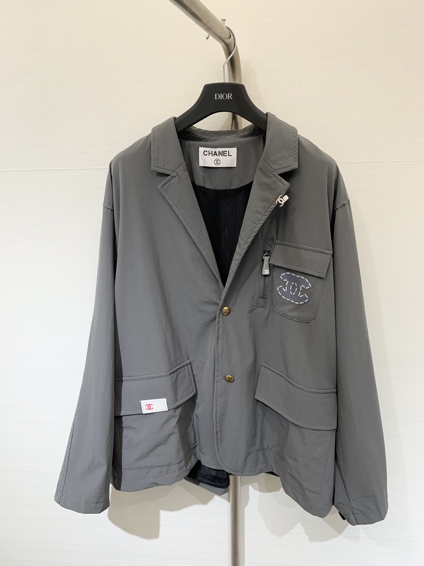 NO:464926,Chanel 25 early autumn new style, medieval work style blazer, yb custom fabric, solid and tight cloth, three-dimensional and wide, loose and oversized style, lazy and casual upper body, hide flesh and make you look slim, shirt collar, clean and neat, casual and fashionable, flip-style design, rich layers, daily wear rate, super high single product sml,,chanel, jackets & coats,shirts, business suit, alexander wang19860909Chanel 25早秋新款 中古工装风西装外套 yb定制面料 布面结实紧密 立体挺阔 宽松大廓形版型 上身慵懒随性 藏肉显瘦 衬衫领子 干净利落 休闲时髦 翻盖式设计 丰富层次 日常穿搭率超高单品sml,,chanel,jackets & coats,shirts,business suit,alexander wang,Women's clothing