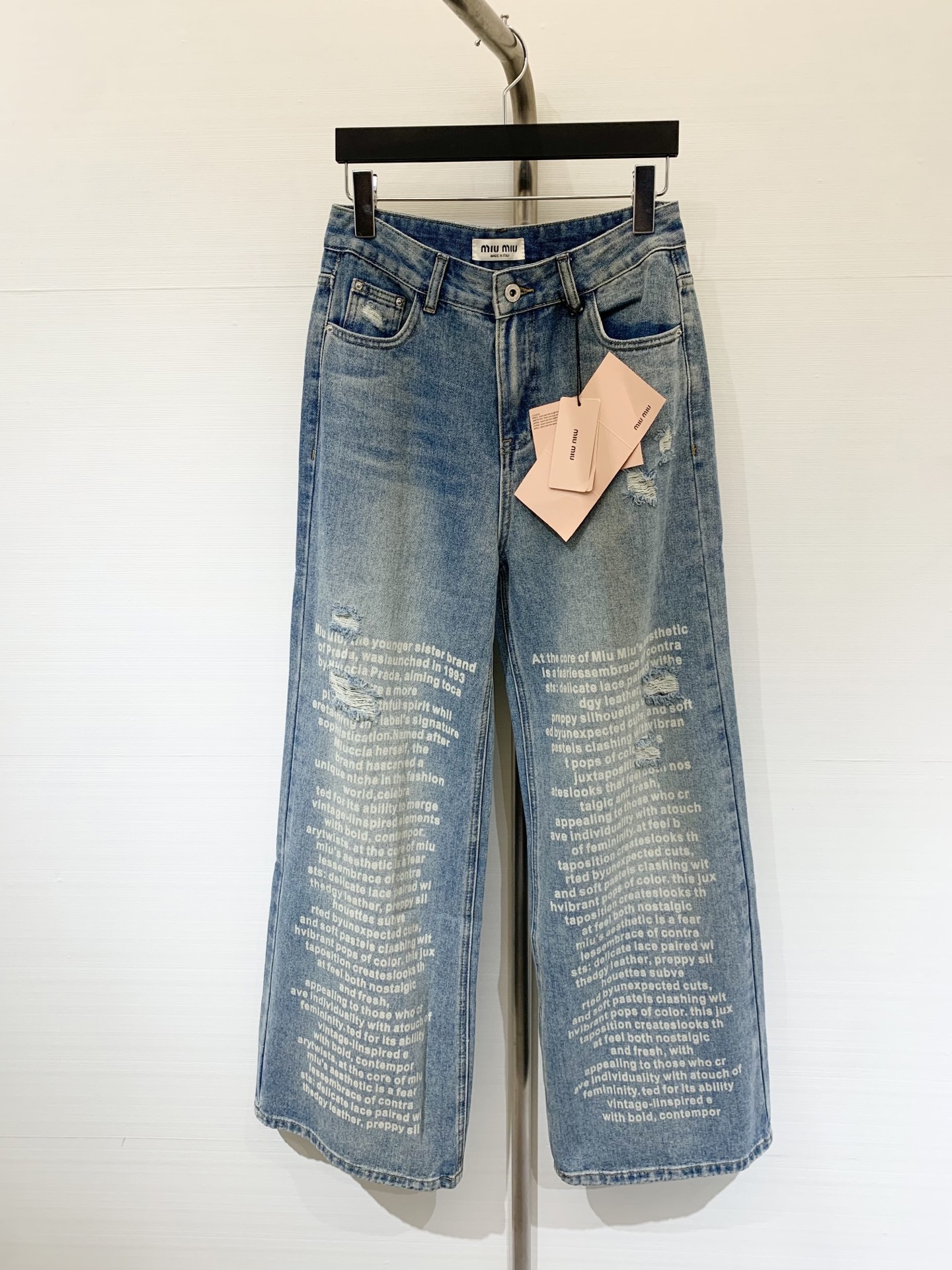 NO:466671,MIUMI* 2025's new early autumn style, small letter printing ripped straight wide-leg jeans, casual and age-reducing, loose straight-leg style, versatile and slim-looking singles, sml, miumiu, jeans, alexander wang19860909MIUMI* 2025之早秋新款 小字母印花破洞直筒阔腿牛仔裤 休闲减龄 宽松直筒版型 百搭显瘦气质单品sml,,miumiu,jeans,alexander wang,Women's clothing