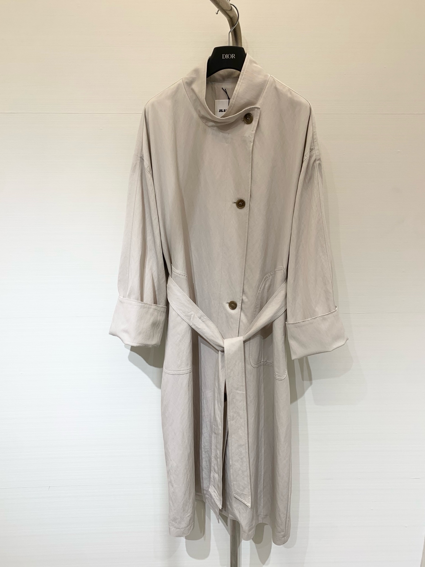 JILSANDER 25秋季新款 廓形风衣 反袖撞色设计一眼高级 后背Logo标识点缀 宽松版型的长风衣