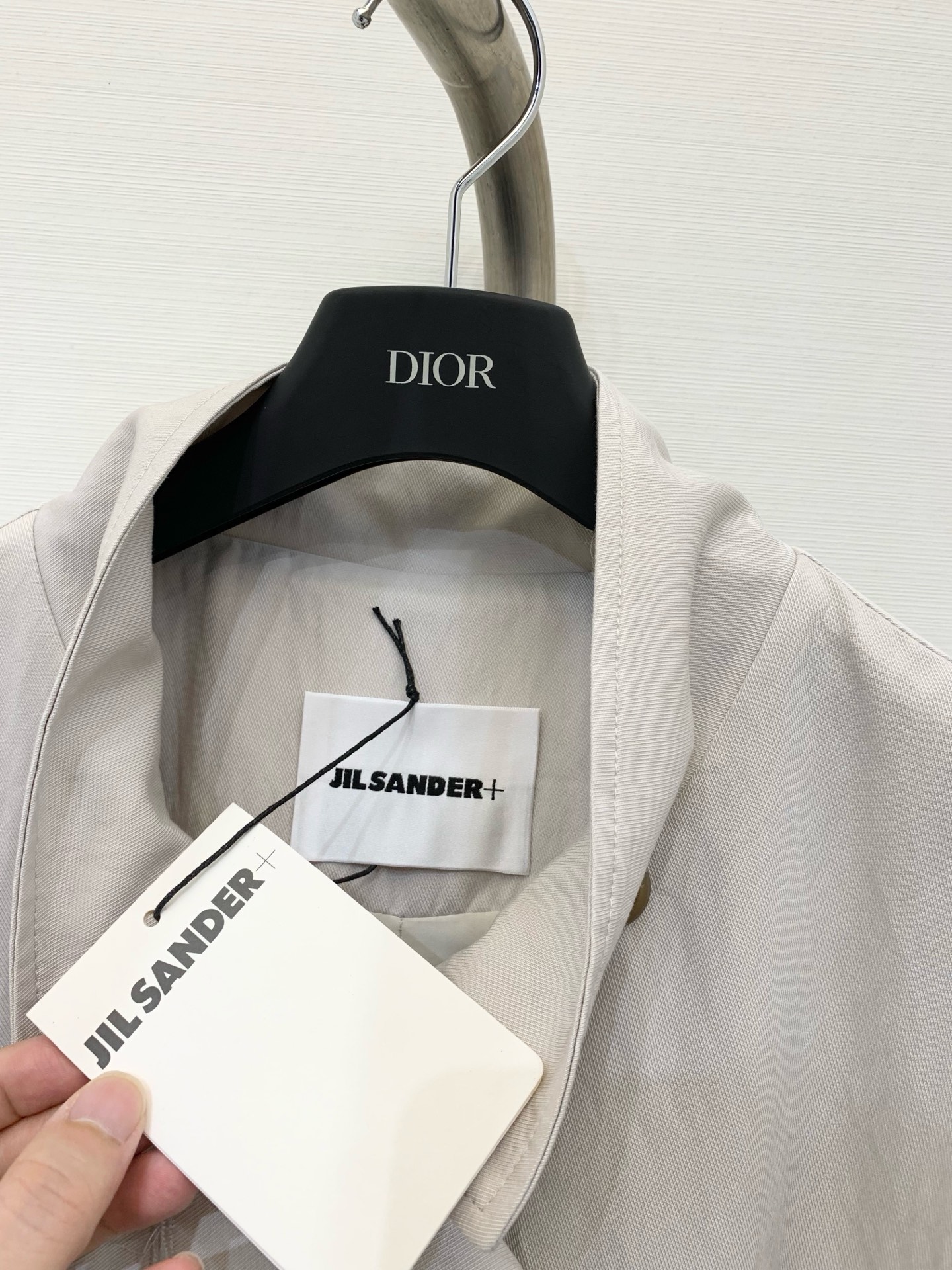 JILSANDER 25秋季新款 廓形风衣 反袖撞色设计一眼高级 后背Logo标识点缀 宽松版型的长风衣