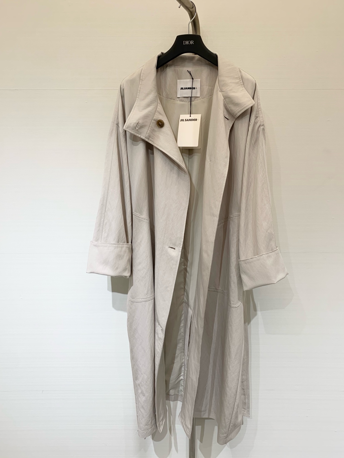 JILSANDER 25秋季新款 廓形风衣 反袖撞色设计一眼高级 后背Logo标识点缀 宽松版型的长风衣