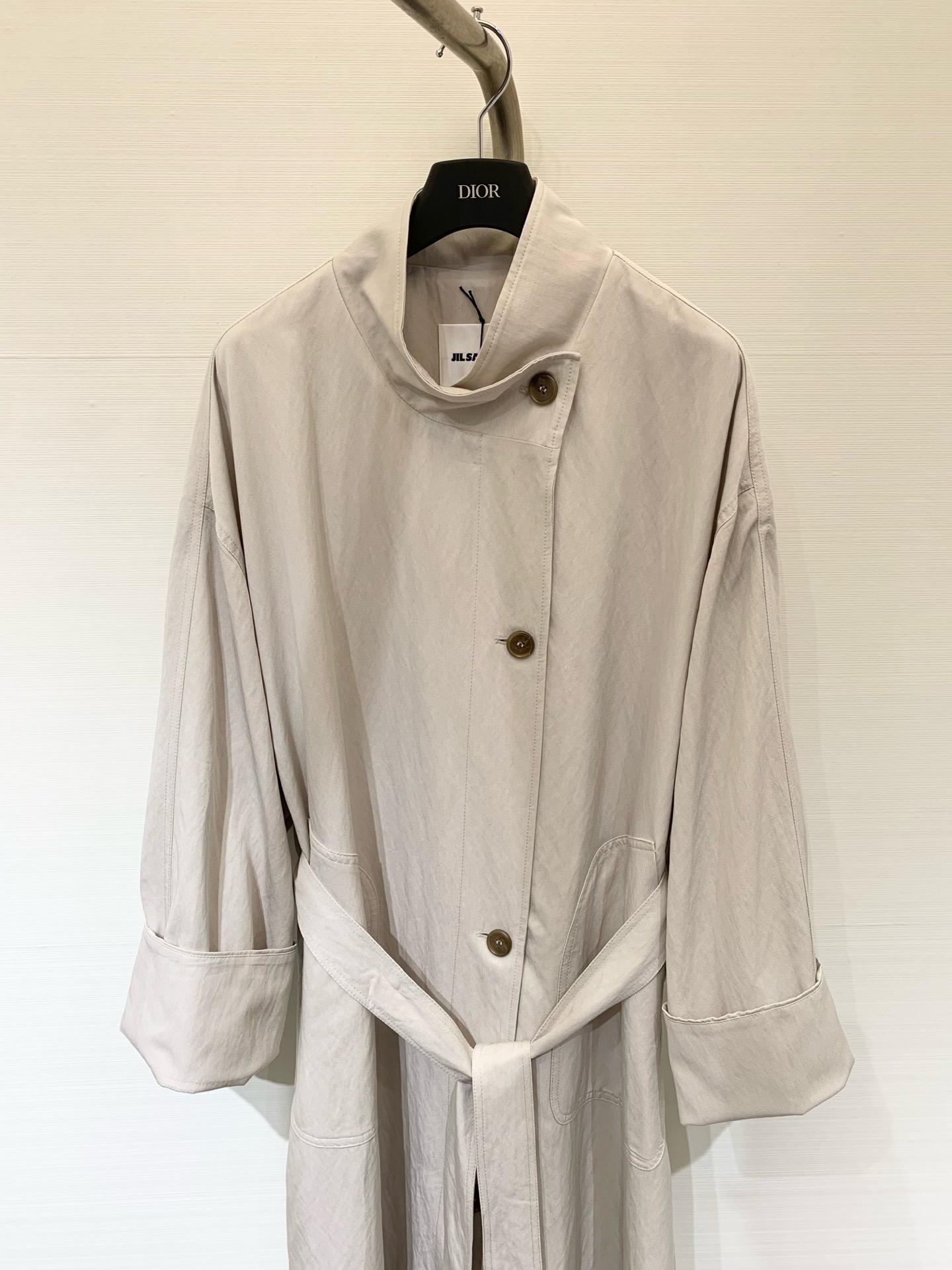 JILSANDER 25秋季新款 廓形风衣 反袖撞色设计一眼高级 后背Logo标识点缀 宽松版型的长风衣