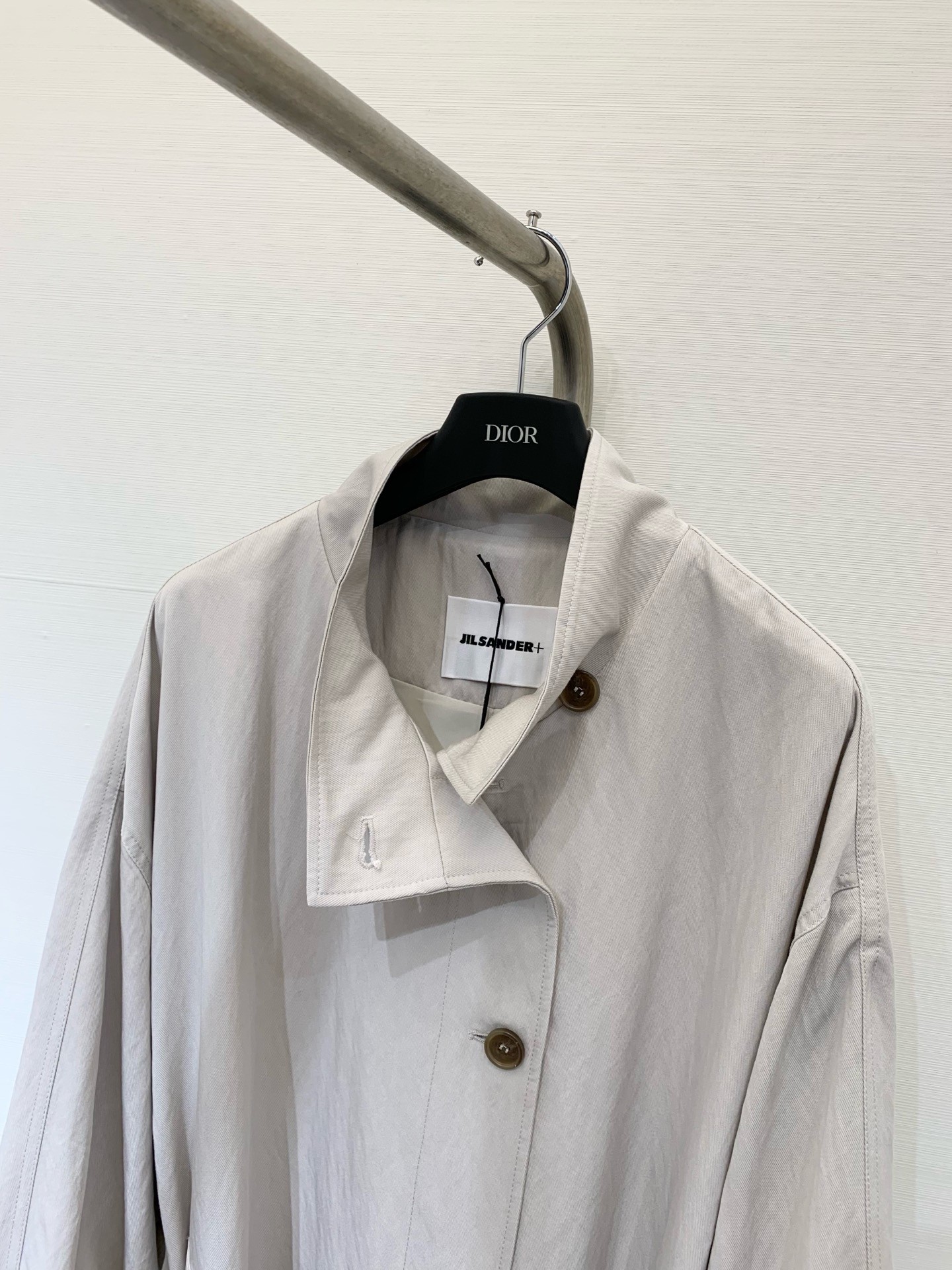 JILSANDER 25秋季新款 廓形风衣 反袖撞色设计一眼高级 后背Logo标识点缀 宽松版型的长风衣