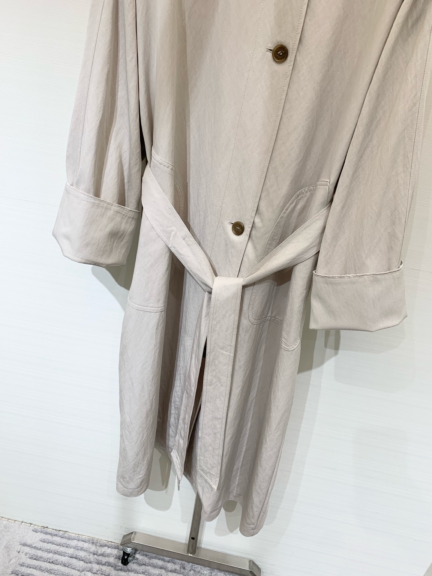 JILSANDER 25秋季新款 廓形风衣 反袖撞色设计一眼高级 后背Logo标识点缀 宽松版型的长风衣