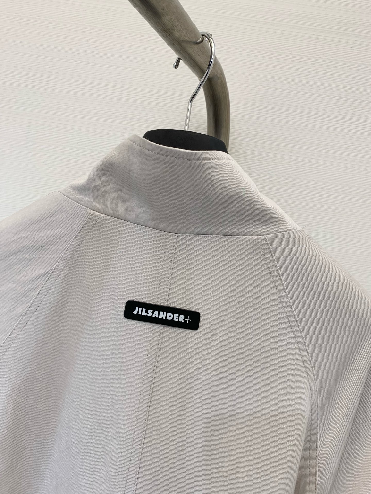 JILSANDER 25秋季新款 廓形风衣 反袖撞色设计一眼高级 后背Logo标识点缀 宽松版型的长风衣