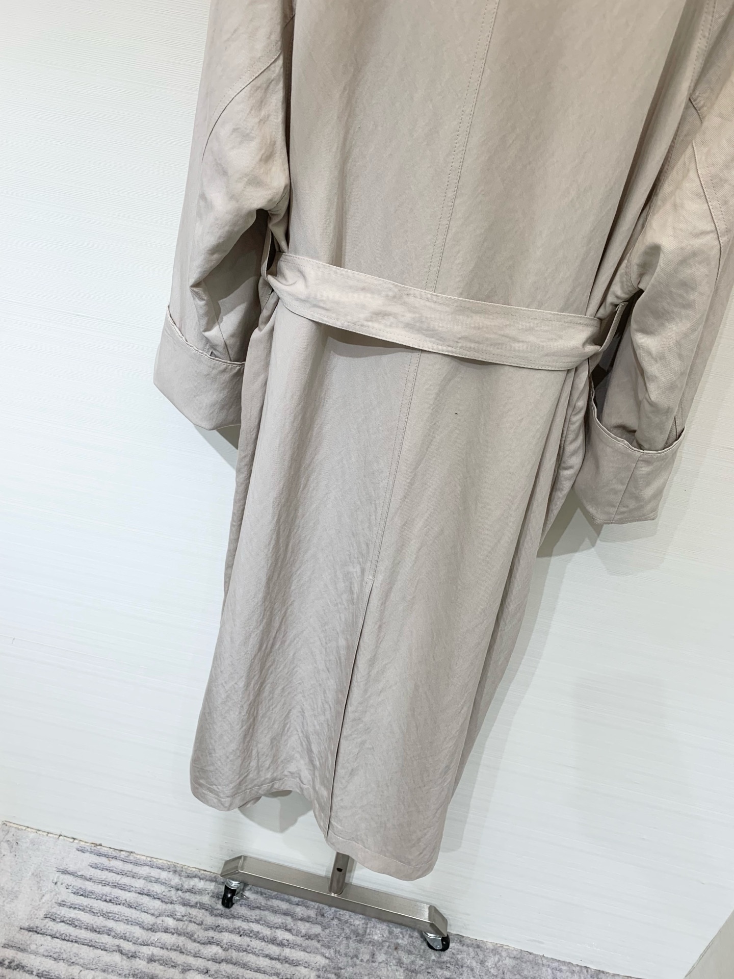 JILSANDER 25秋季新款 廓形风衣 反袖撞色设计一眼高级 后背Logo标识点缀 宽松版型的长风衣