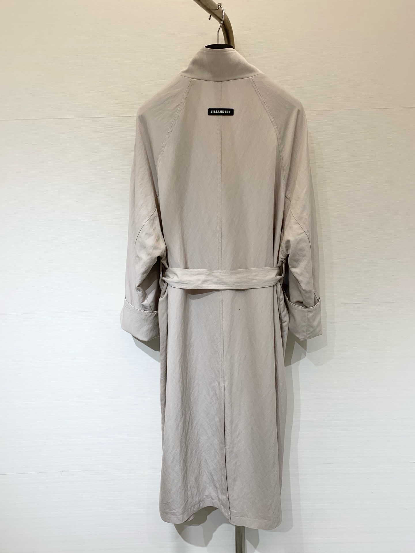 JILSANDER 25秋季新款 廓形风衣 反袖撞色设计一眼高级 后背Logo标识点缀 宽松版型的长风衣