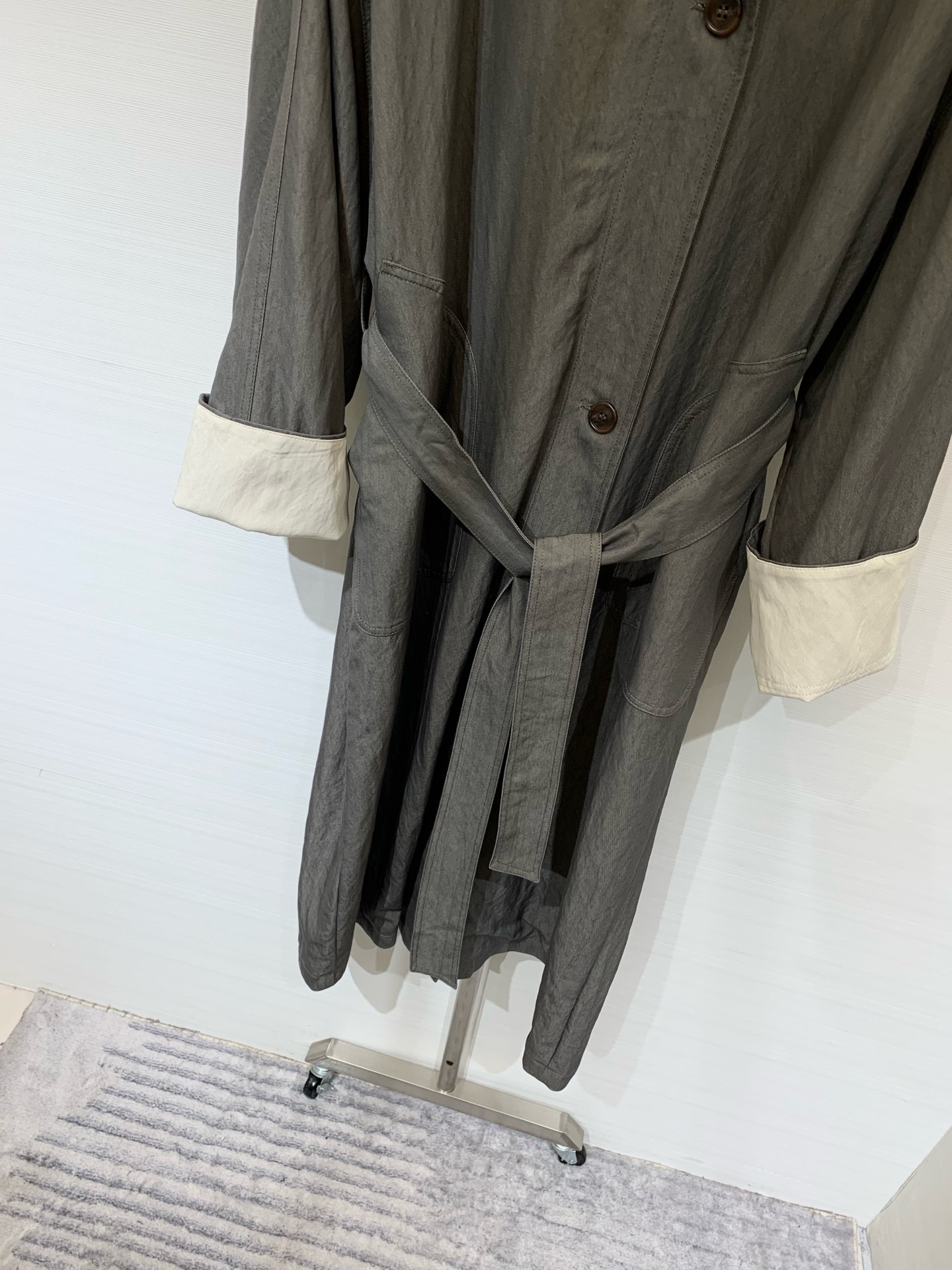 JILSANDER 25秋季新款 廓形风衣 反袖撞色设计一眼高级 后背Logo标识点缀 宽松版型的长风衣