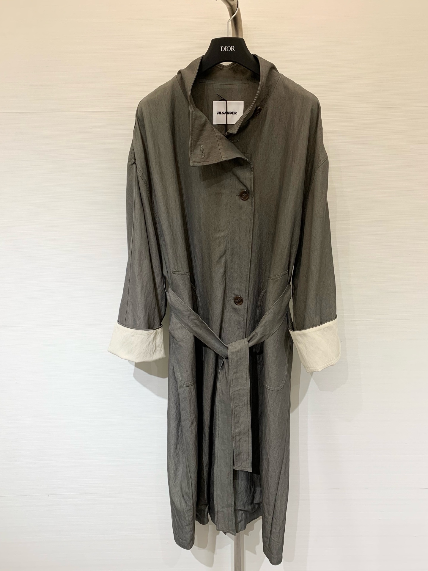 JILSANDER 25秋季新款 廓形风衣 反袖撞色设计一眼高级 后背Logo标识点缀 宽松版型的长风衣