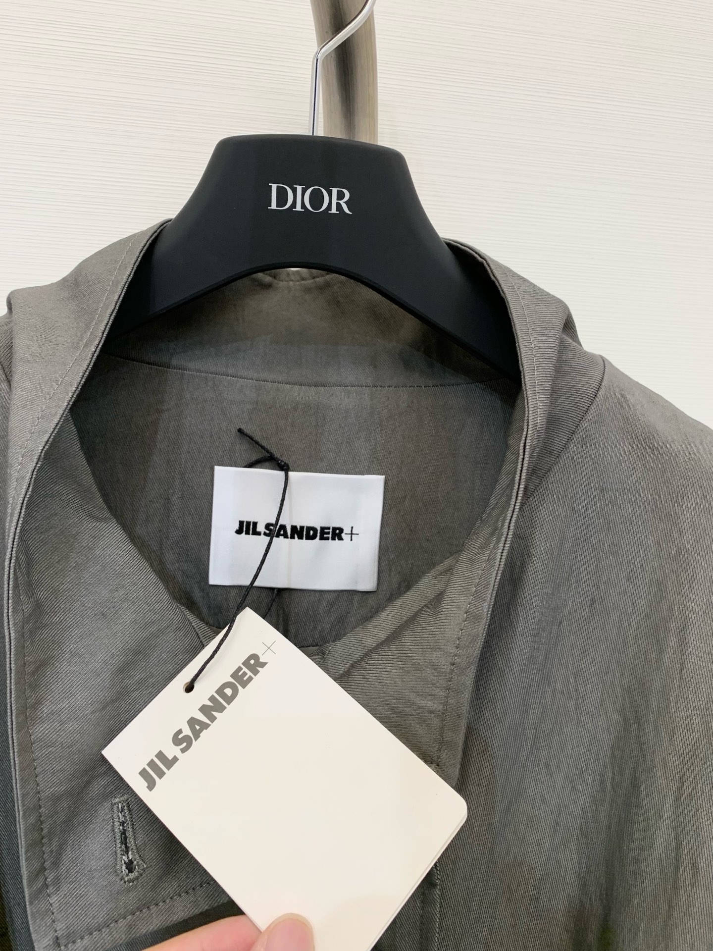 JILSANDER 25秋季新款 廓形风衣 反袖撞色设计一眼高级 后背Logo标识点缀 宽松版型的长风衣