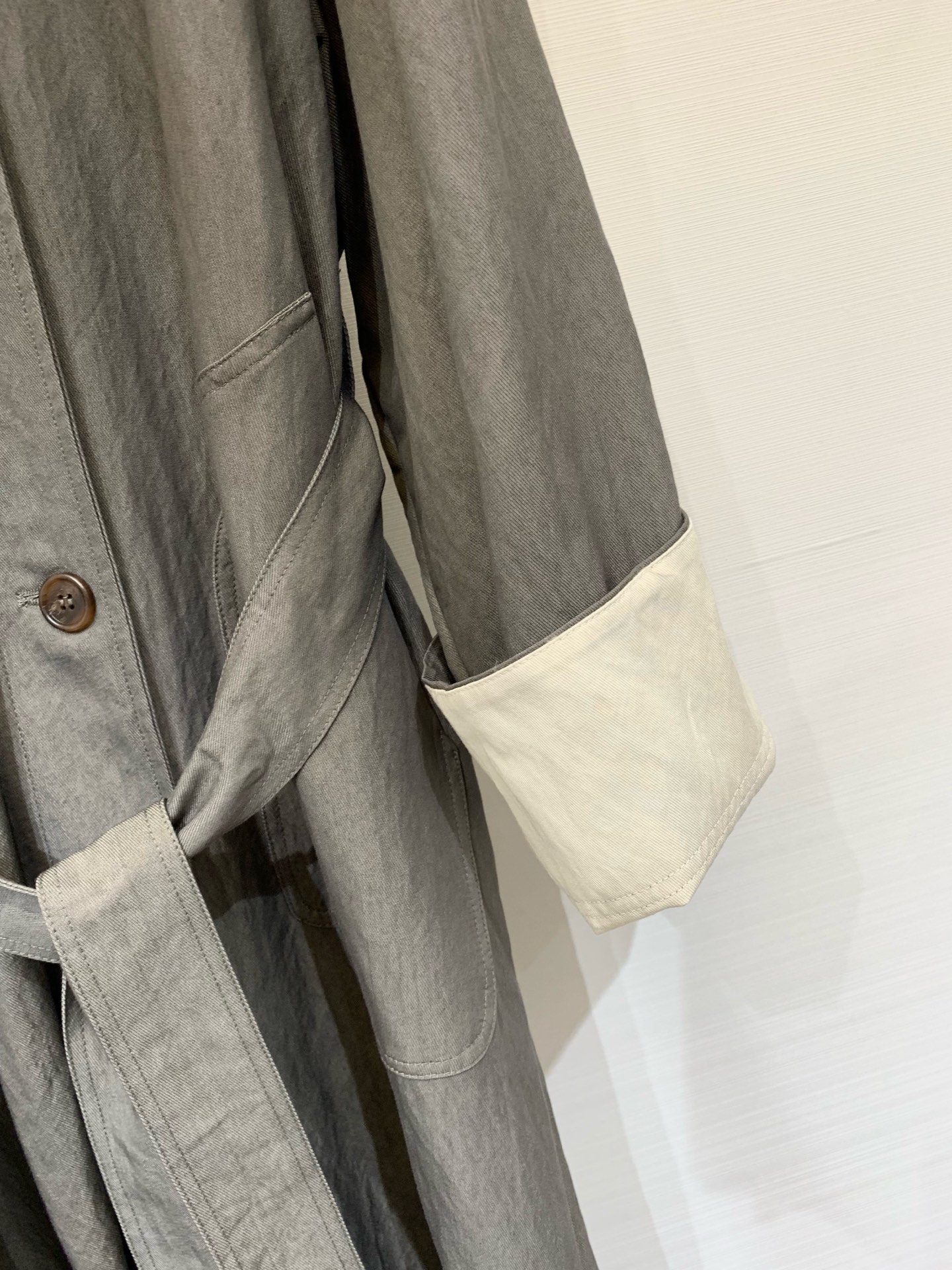 JILSANDER 25秋季新款 廓形风衣 反袖撞色设计一眼高级 后背Logo标识点缀 宽松版型的长风衣