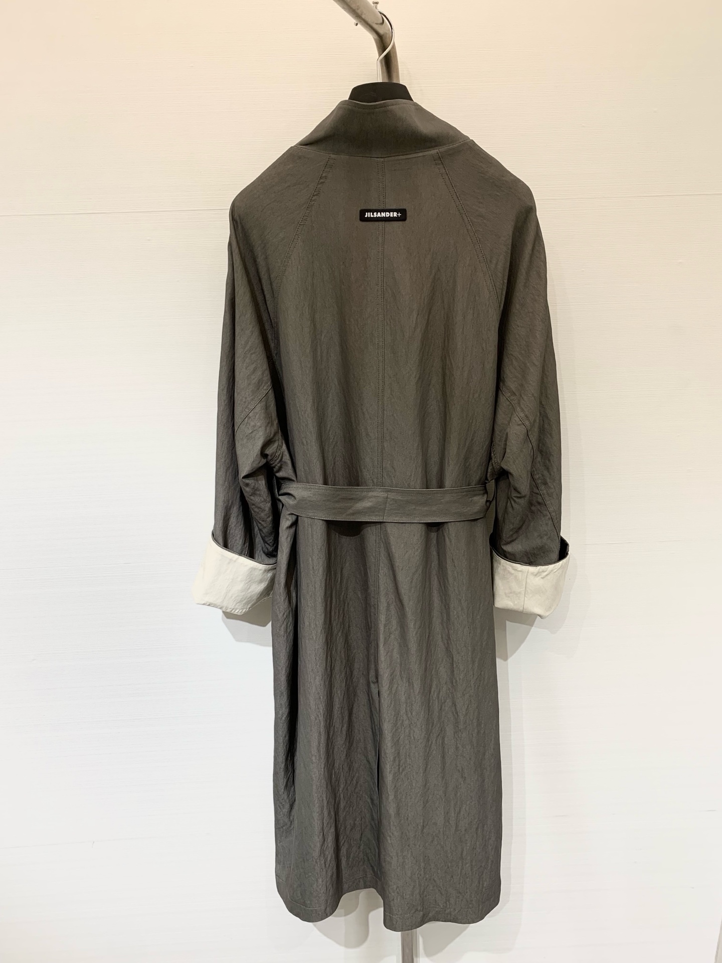 JILSANDER 25秋季新款 廓形风衣 反袖撞色设计一眼高级 后背Logo标识点缀 宽松版型的长风衣