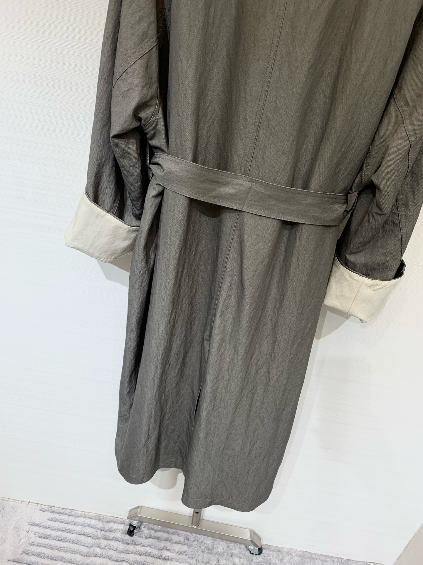 JILSANDER 25秋季新款 廓形风衣 反袖撞色设计一眼高级 后背Logo标识点缀 宽松版型的长风衣