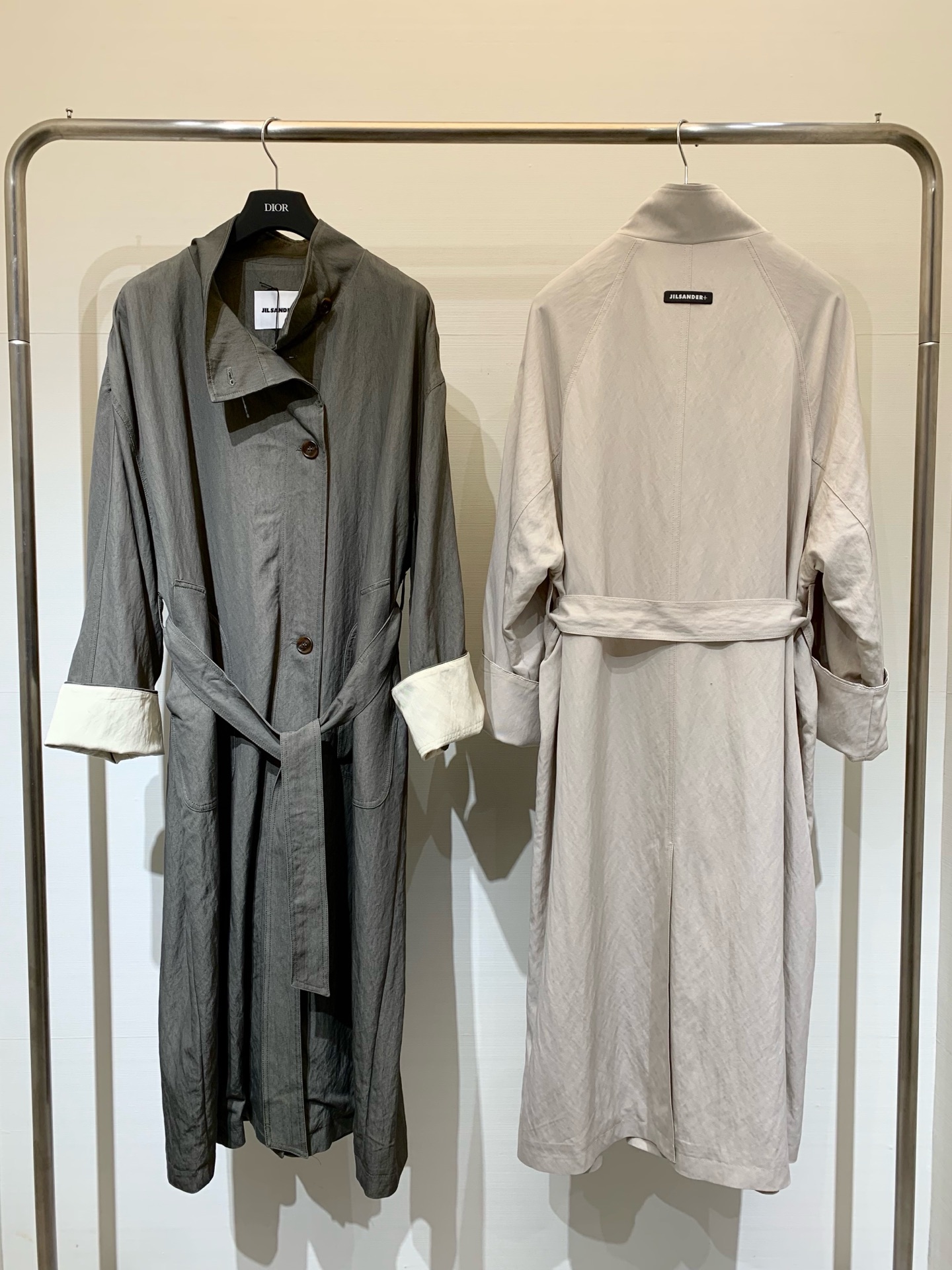 JILSANDER 25秋季新款 廓形风衣 反袖撞色设计一眼高级 后背Logo标识点缀 宽松版型的长风衣