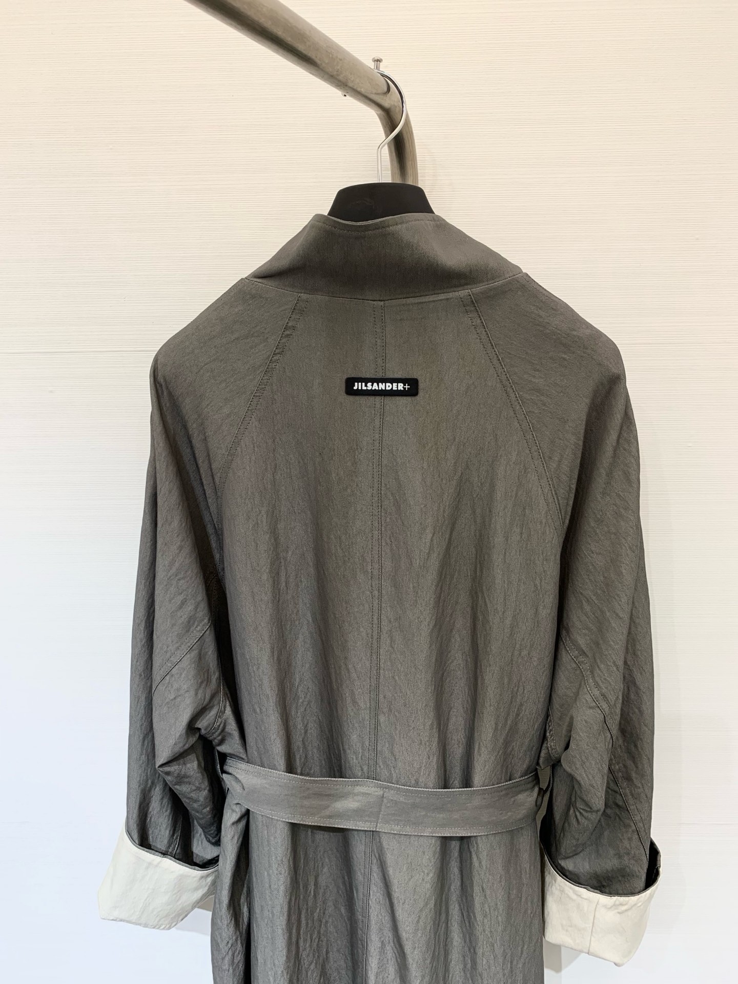 JILSANDER 25秋季新款 廓形风衣 反袖撞色设计一眼高级 后背Logo标识点缀 宽松版型的长风衣