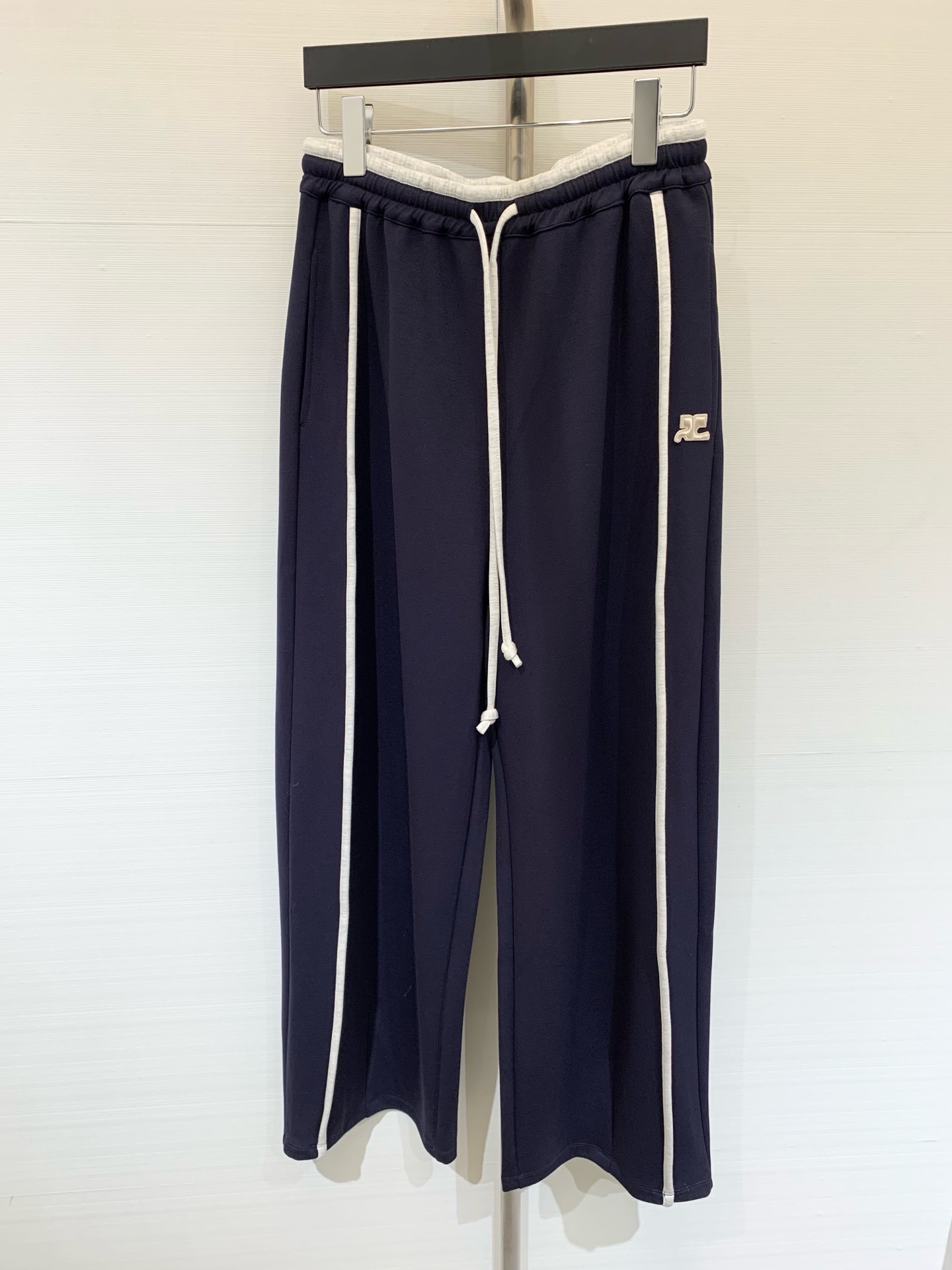 NO:466692,Courreges 25 early autumn new style drawstring elastic waist contrasting casual trousers High-order fabric skin-friendly and comfortable contrasting logo embellishments, huge and beautiful style, casual goddess artifact, age-reducing girlish temperament, elegant and sweet two-size sm,,alexander wang19860909Courreges 25早秋新款 抽绳松紧腰撞色休闲长裤 高订面料亲肤感超级舒适 撞色Logo点缀 版型巨好看 休闲女神神器 减龄少女风气质优雅不失甜美 两个码sm,,alexander wang,Women's clothing