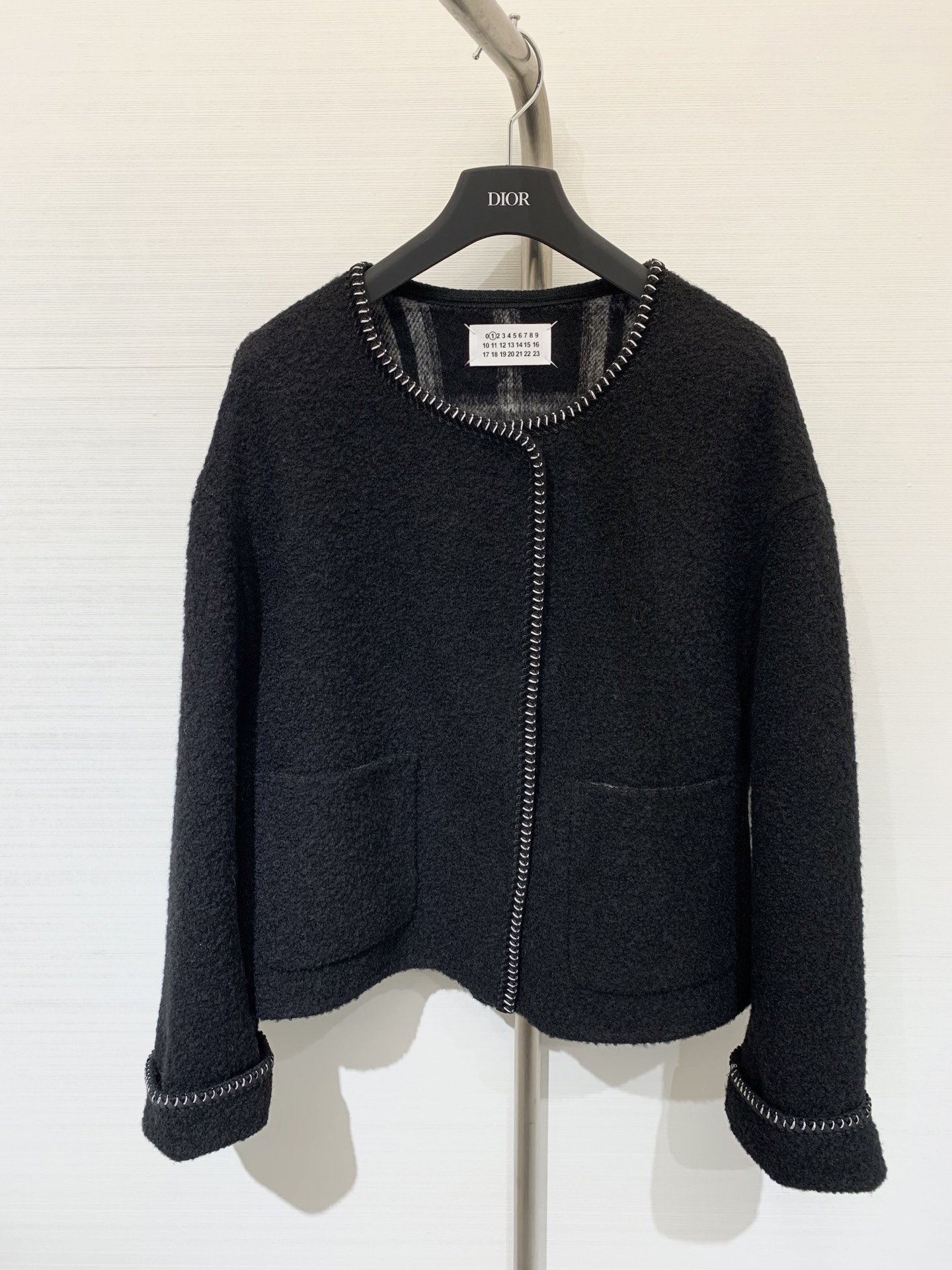 NO:468384,With dust bag MM6 2025 autumn and winter new style, round neck hand-hooked loose wool/coat coat, inner lattice jacquard craft, double-sided wool fabric, texture and comfort, the trim is contrasting hand-hooked craft, full of high-end sense, sml,,masion margiela,jackets & coats,alexander wang19860909配防尘袋MM6 2025秋冬新款 圆领手工勾边宽松羊毛/大衣外套 内里格纹提花工艺 双面羊毛面料 质感保舒适 边饰采用撞色手工勾边工艺 高级感十足 码数sml,,masion margiela,jackets & coats,alexander wang,Women's clothing