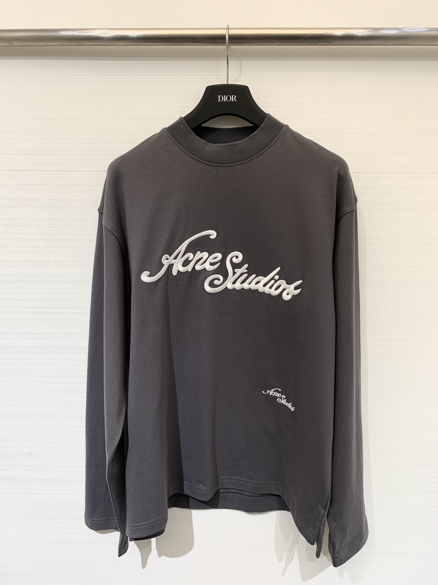 NO:466745,AcneStudios 25 autumn and winter series, wash and old embroidered English letters long-sleeved T-shirt, wash and old hand-mixed craft, iconic embroidered letters on the chest, very basic but full of detail, loose silhouette cut, code number XS, S, M, L, acne studios, dior, tees, t-shirt, alexander wang19860909AcneStudios 25秋冬系列款 水洗做旧刺绣英文字母长袖T恤 水洗做旧手工磨破工艺 胸前标志性的刺绣字母 非常基础却又充满细节感 宽松廓形的剪裁 码数XS,S,M,L,,acne studios,dior,tees，t-shirt,alexander wang,Women's clothing