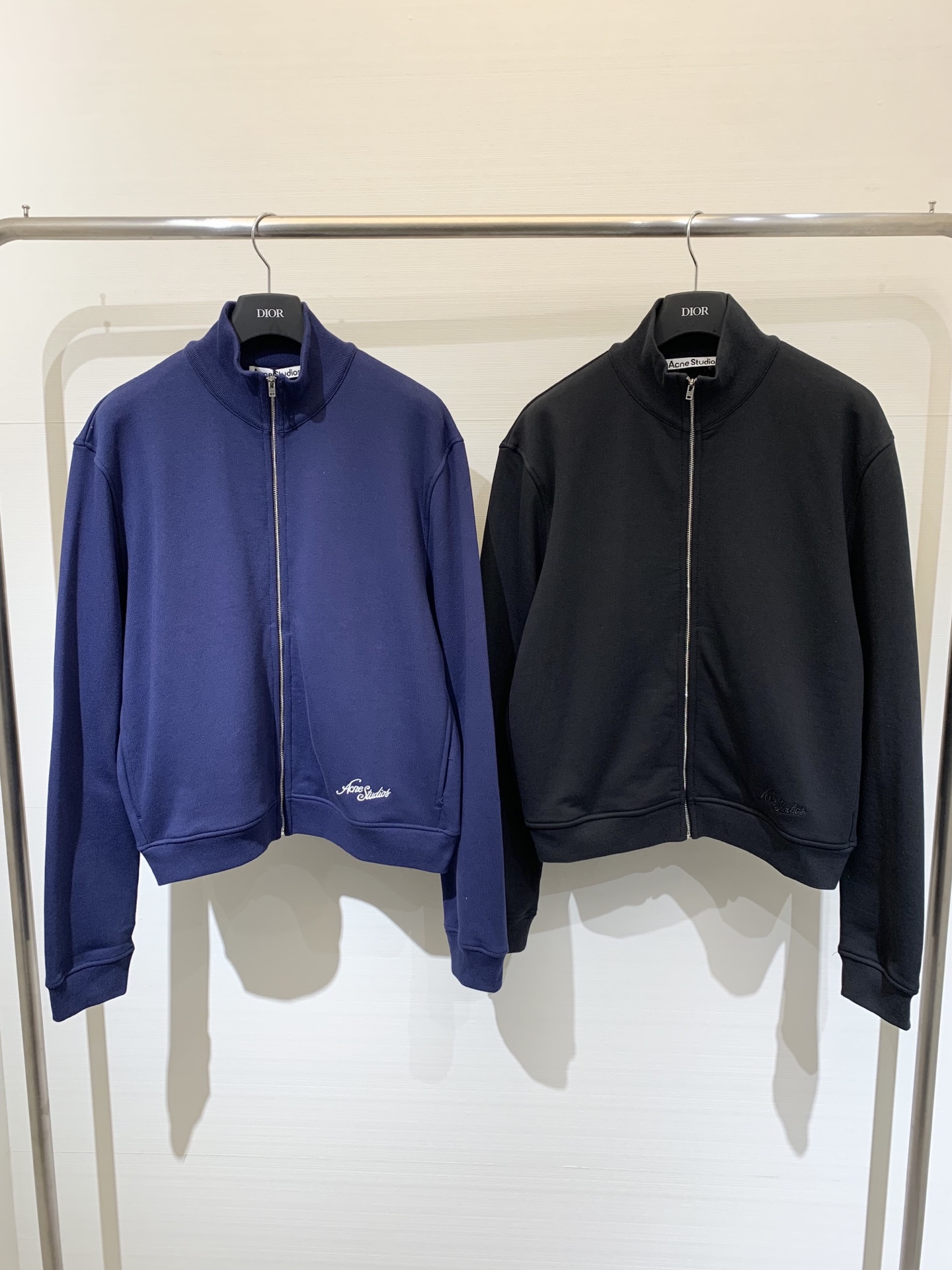 NO:466756,AcneStudios 25 autumn and winter series, back washing and old embroidered English letters long-sleeved cardigan sweater, wash and old hand-brained craft, back iconic embroidered letters, very basic but full of detail, loose silhouette cut, code number XS, S, M, L,, acne studios, dior, hoodie, sweatshirts, alexander wang19860909AcneStudios 25秋冬系列款 后背水洗做旧刺绣英文字母长袖开衫卫衣 水洗做旧手工磨破工艺 后背标志性的刺绣字母 非常基础却又充满细节感 宽松廓形的剪裁 码数XS,S,M,L,,acne studios,dior,hoodie,sweatshirts,alexander wang,Women's clothing