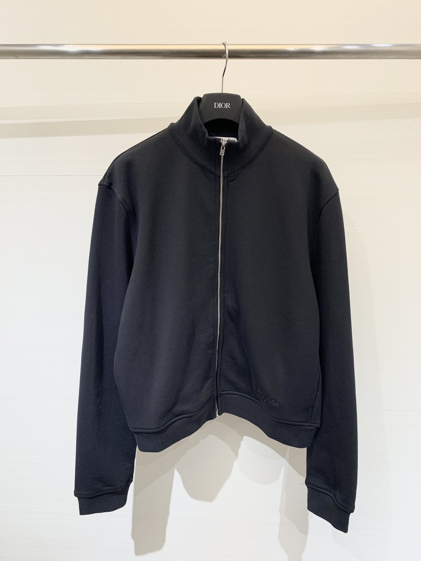 NO:466766,AcneStudios 25 autumn and winter series, back washing and old embroidered English letters long-sleeved cardigan sweater, wash and old hand-brained craft, back iconic embroidered letters, very basic but full of detail, loose silhouette cut, code number XS, S, M, L,, acne studios, dior, hoodie, sweatshirts, alexander wang19860909AcneStudios 25秋冬系列款 后背水洗做旧刺绣英文字母长袖开衫卫衣 水洗做旧手工磨破工艺 后背标志性的刺绣字母 非常基础却又充满细节感 宽松廓形的剪裁 码数XS,S,M,L,,acne studios,dior,hoodie,sweatshirts,alexander wang,Women's clothing