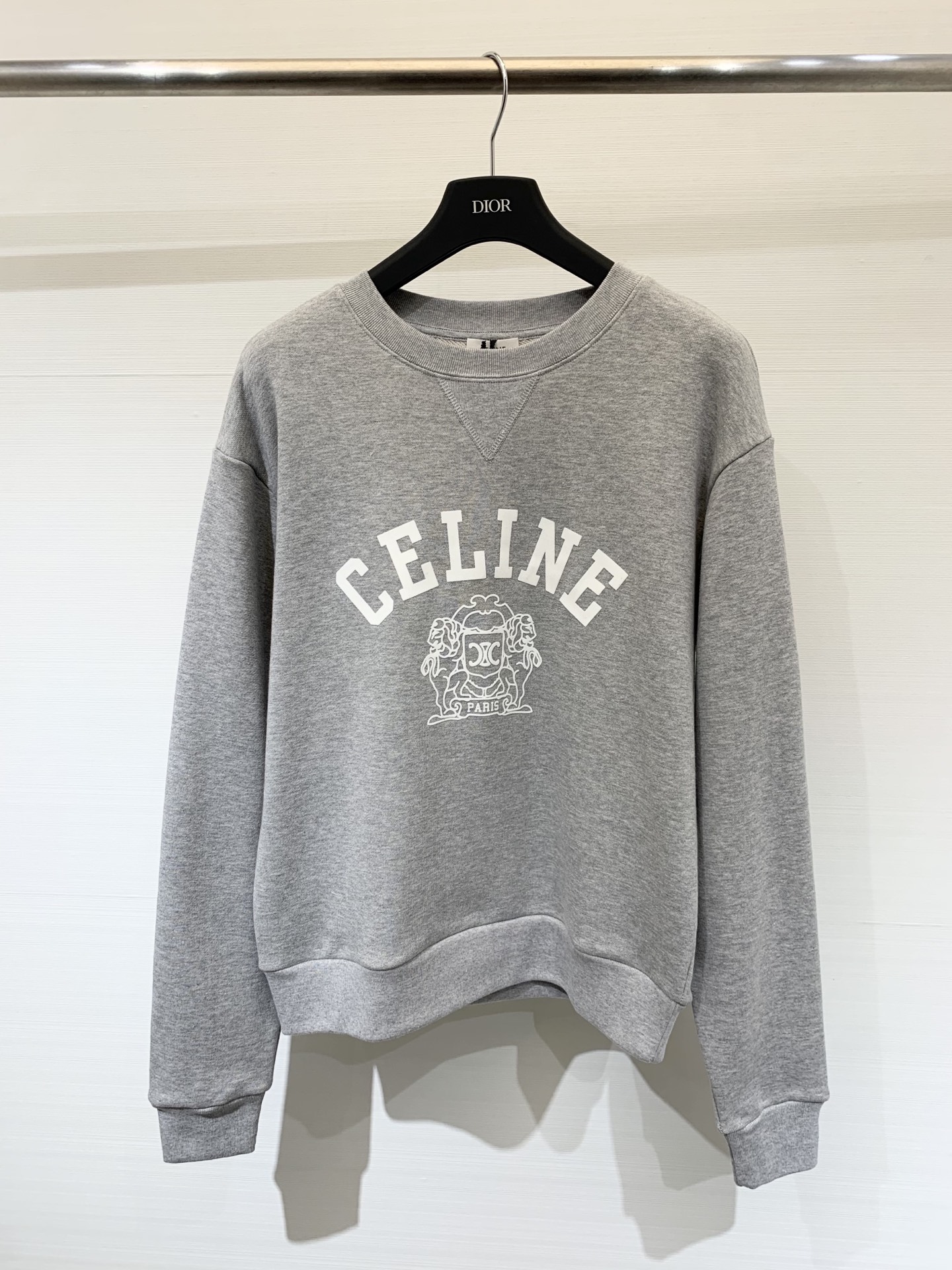 NO:466717,Celine Celine 2025 autumn and winter new style 70s style badge printed round neck sweatshirt loose and casual tailoring grey retro atmosphere classic letter logo on chest 430g cotton terry genuine grade sml, celine,celine, hoodie, sweatshirts, alexander wang19860909Celine赛琳 2025秋冬新款 70年代风格徽章印花圆领卫衣 宽松休闲的剪裁 灰色调的复古气息 胸口经典的字母Logo 430克棉质毛圈 正品级 码数sml,,celine,celine,hoodie,sweatshirts,alexander wang,Women's clothing