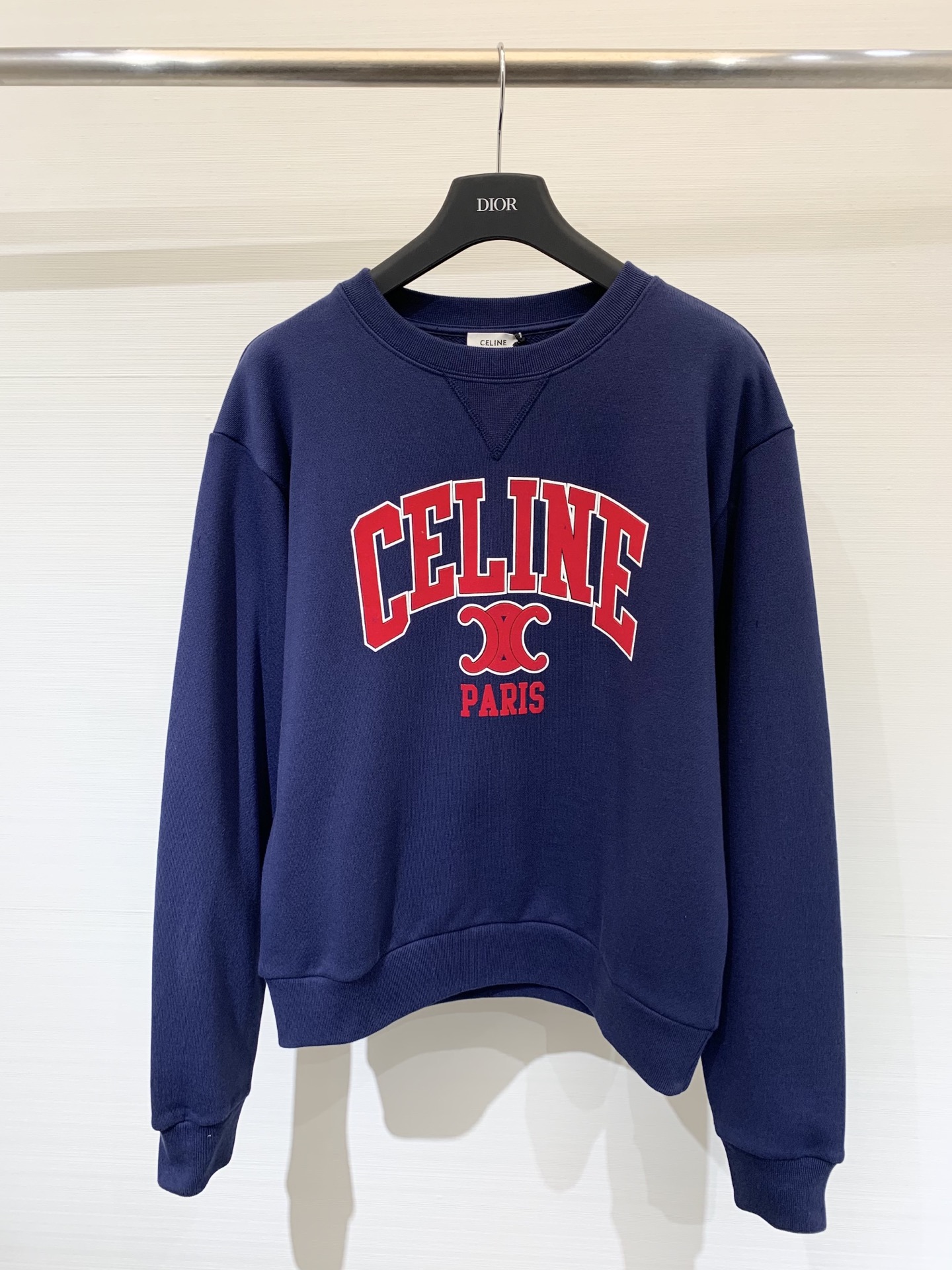 NO:466733,Celine/Celine 2025 autumn and winter new style Navy blue flocked printed letters Logo round neck sweatshirt Loose and casual style With Shanghai military blue retro atmosphere High-end texture Very versatile for women in autumn and winter, trendy sports and casual fashion can be controlled by both sml, celine, celine, hoodie, sweatshirts, alexander wang19860909Celine/赛琳 2025秋冬新款 海军蓝植绒印花字母Logo圆领卫衣 宽松休闲的版型 配上海军蓝复古气息 高级质感很强 女士秋冬百搭 潮流运动和休闲时尚都能驾驭 码数sml,,celine,celine,hoodie,sweatshirts,alexander wang,Women's clothing