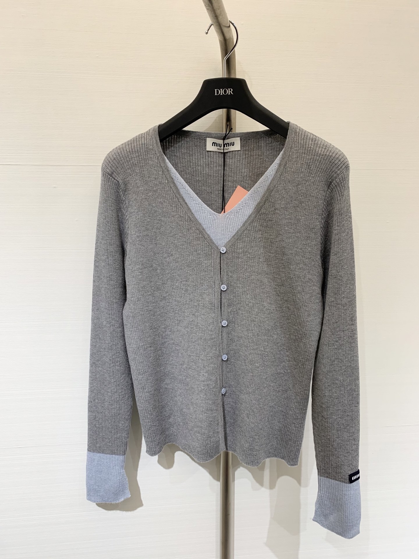 NO:468351,MIUMI* 2025 early autumn new product Contrast color fake two-piece knitted cardigan Customized YB wool yarn wool, comfortable and soft, full of elasticity The collar and cuffs are contrasting in color design, rich layering, hand sleeves embellish the letter logo to highlight the advanced, age-reducing sweetness Two-color sml,,miumiu,alexander wang19860909MIUMI* 2025早秋新品 撞色假两件针织开衫 定制YB羊毛纱线织造 舒适软糯 弹力十足 领子、袖口都采用了撞色设计 层次感丰富 手袖点缀字母徽标 彰显高级 减龄甜美 两色sml,,miumiu,alexander wang,Women's clothing