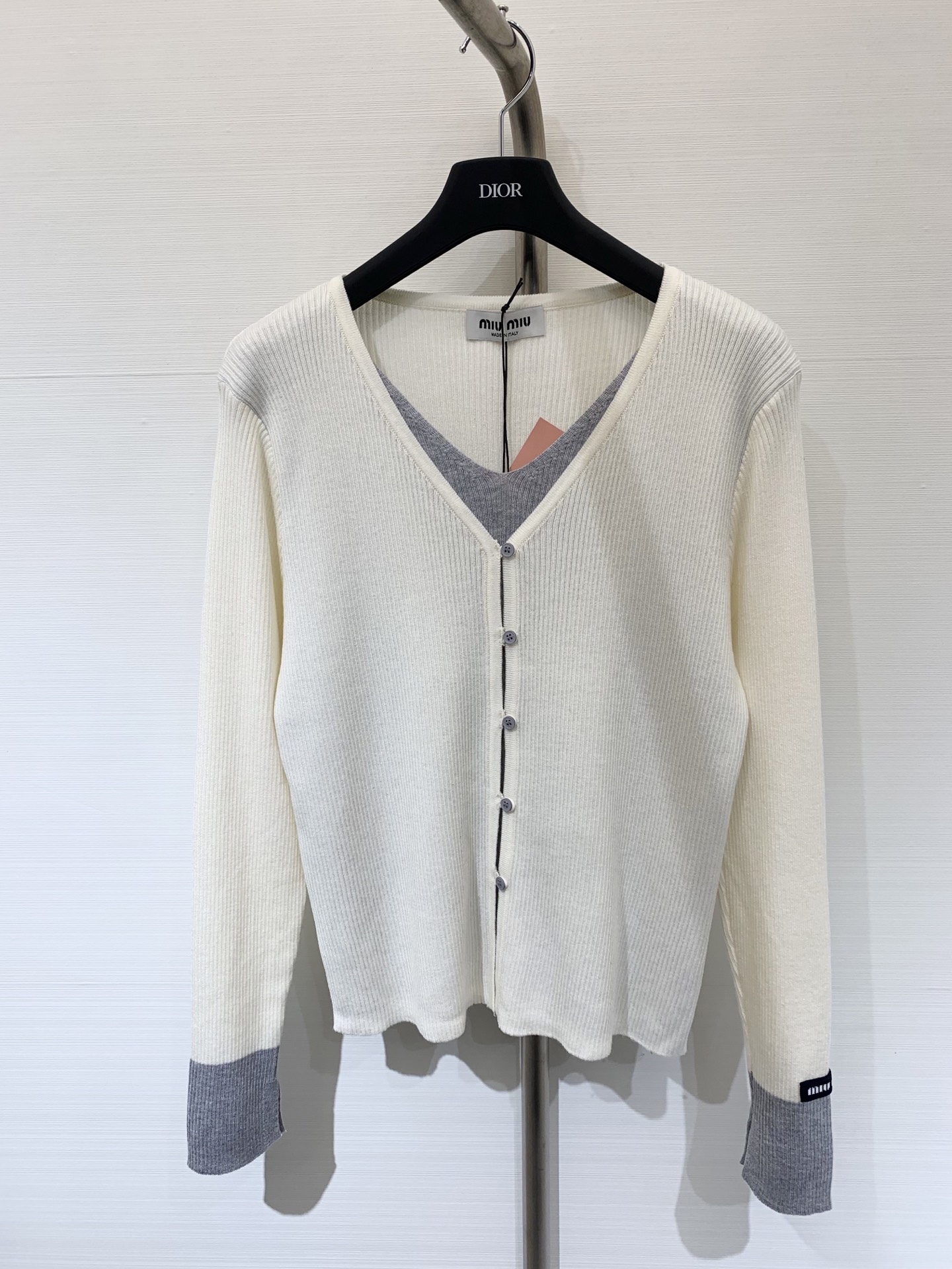 NO:468356,MIUMI* 2025 early autumn new product Contrasted color fake two-piece knitted cardigan Customized YB wool yarn wool, comfortable and soft, full of elasticity The collar and cuffs are contrasting color design, rich layering, hand sleeves embellish the letter logo to highlight the advanced, age-reducing sweetness Two-color sml,,miumiu,alexander wang19860909MIUMI* 2025早秋新品 撞色假两件针织开衫 定制YB羊毛纱线织造 舒适软糯 弹力十足 领子、袖口都采用了撞色设计 层次感丰富 手袖点缀字母徽标 彰显高级 减龄甜美 两色sml,,miumiu,alexander wang,Women's clothing