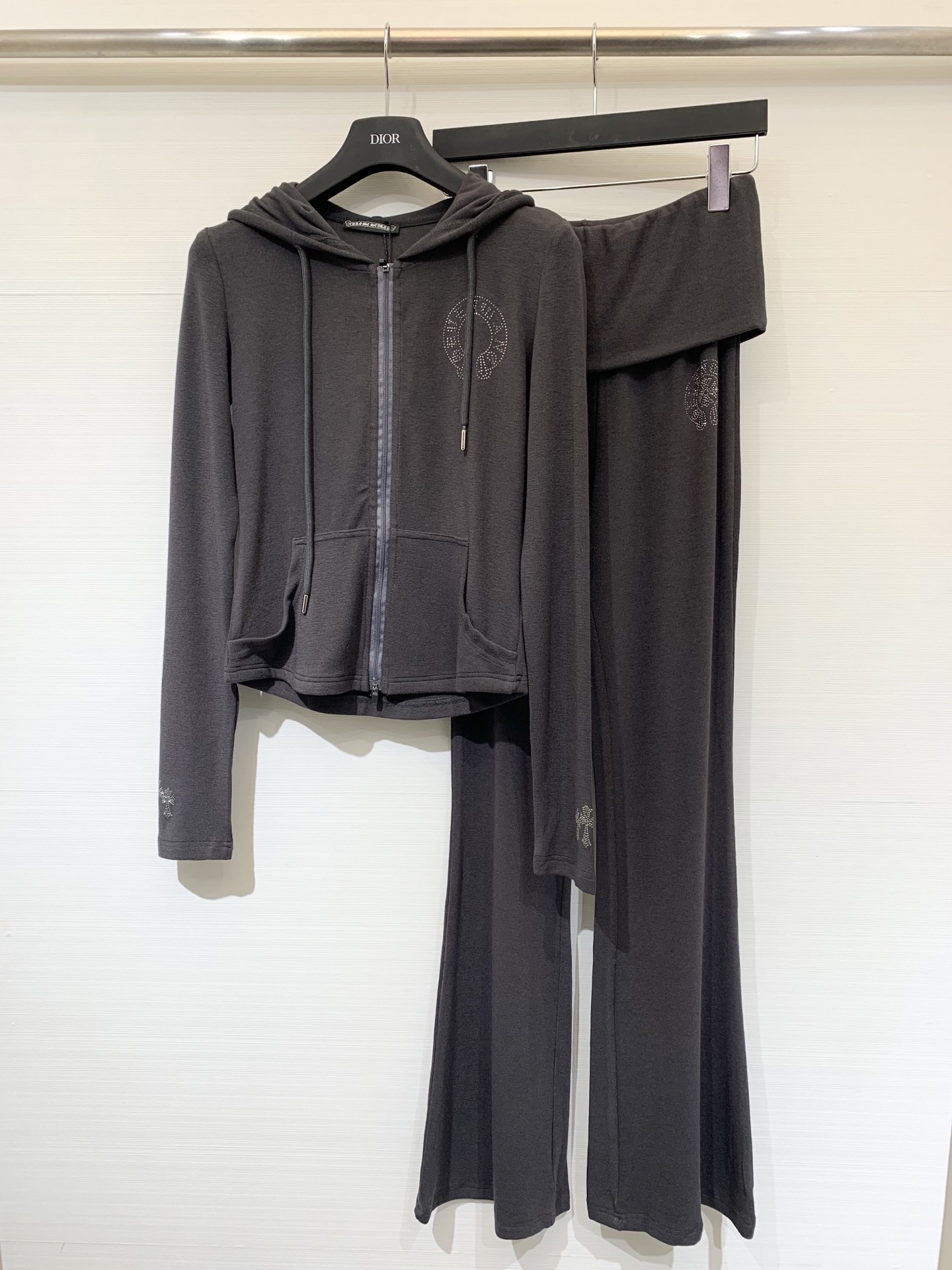 NO:468361,CH Croxin 25 early autumn new style, diamond hooded casual suit, minimalist style, paired with elastic waist trousers, three-dimensional cut style, sweet and salty, age-reducing girlish style, various ways to wear, versatile, upper body looks slim and tall, two-color sml,, chrome hearts, hats, alexander wang19860909CH克罗心 25早秋新款 烫钻连帽休闲套装 极简主义风 搭配松紧腰长裤 立体剪裁版版型可甜可盐减龄少女风 多种穿法百搭上身显瘦又高挑 两色sml,,chrome hearts,hats,alexander wang,Women's clothing