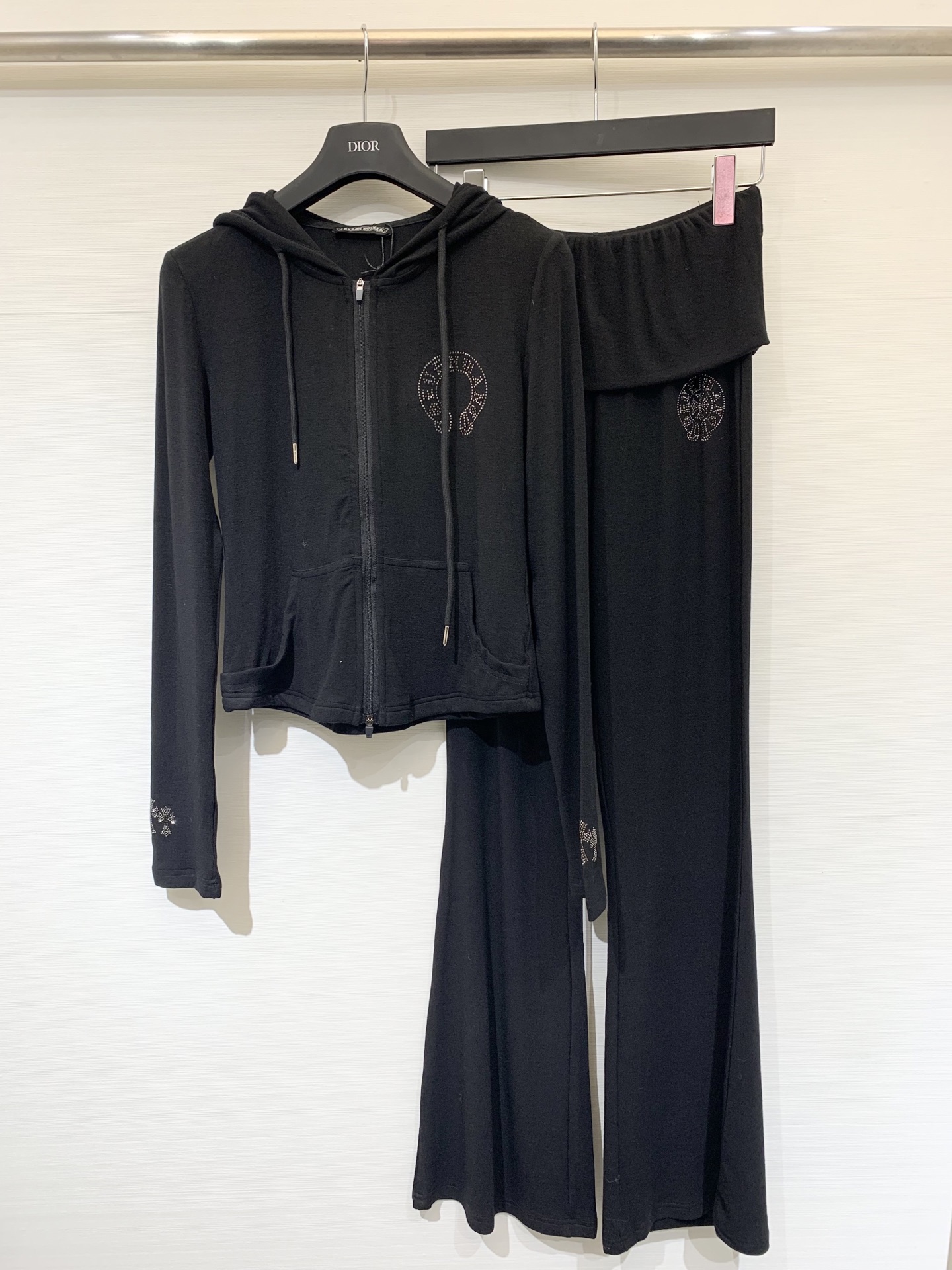 NO:468372,CH Croxin 25 early autumn new style, diamond hooded casual suit, minimalist style, paired with elastic waist trousers, three-dimensional cut style, sweet and salty, age-reducing girlish style, various ways to wear, versatile, upper body looks slim and tall, two-color sml,, chrome hearts, hats, alexander wang19860909CH克罗心 25早秋新款 烫钻连帽休闲套装 极简主义风 搭配松紧腰长裤 立体剪裁版版型可甜可盐减龄少女风 多种穿法百搭上身显瘦又高挑 两色sml,,chrome hearts,hats,alexander wang,Women's clothing