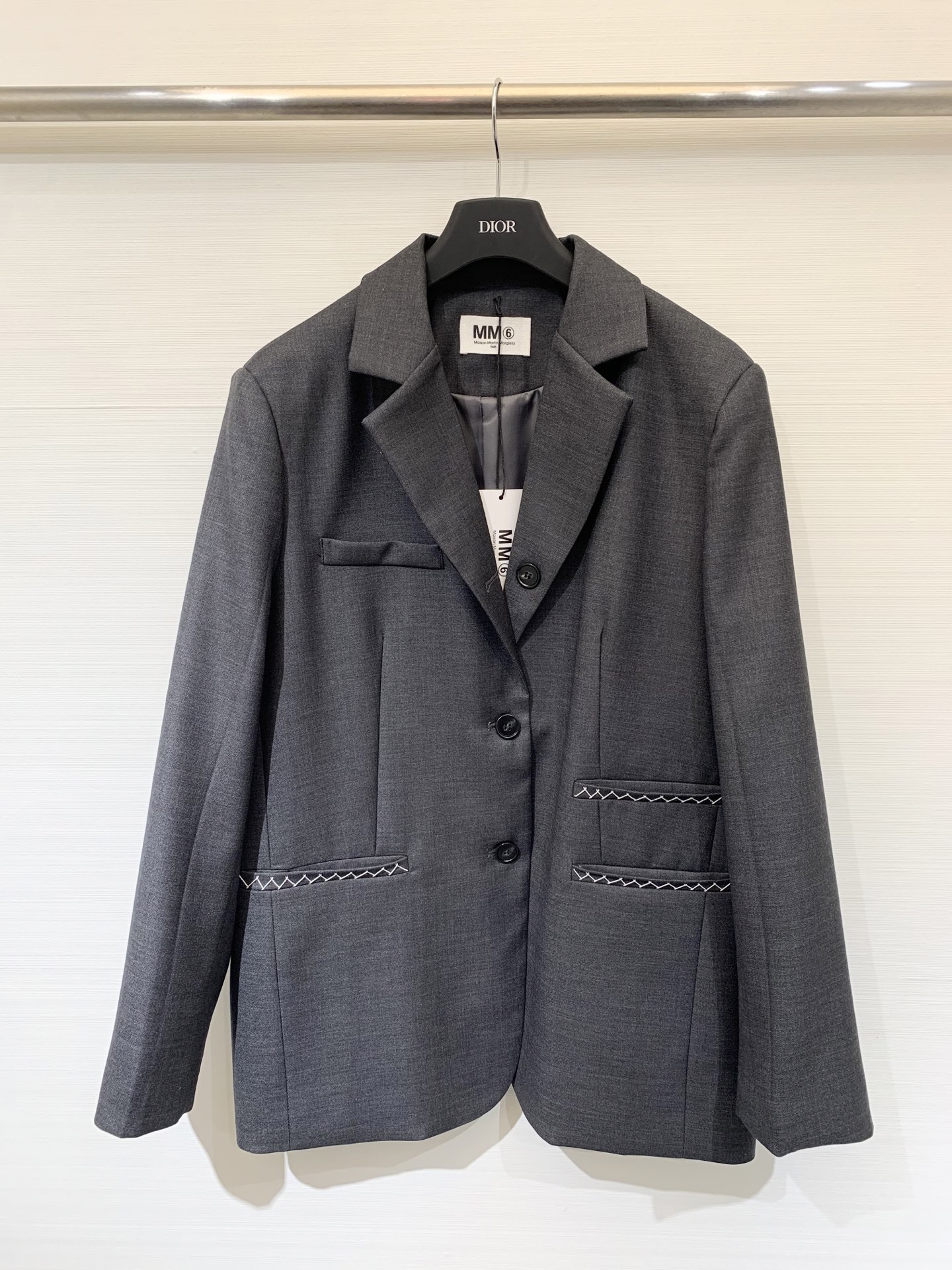 NO:468350,MM6 25 early autumn new style, bright line gray suit jacket, tone silhouette series, wavy bright line design, relaxed style, elegant and capable, with its own aura sml,,masion margiela,jackets & coats,alexander wang19860909MM6 25早秋新款 明线灰西服外套 腔调廓形系列 波浪明线设计 松弛版型 优雅干练 自带气场sml,,masion margiela,jackets & coats,alexander wang,Women's clothing
