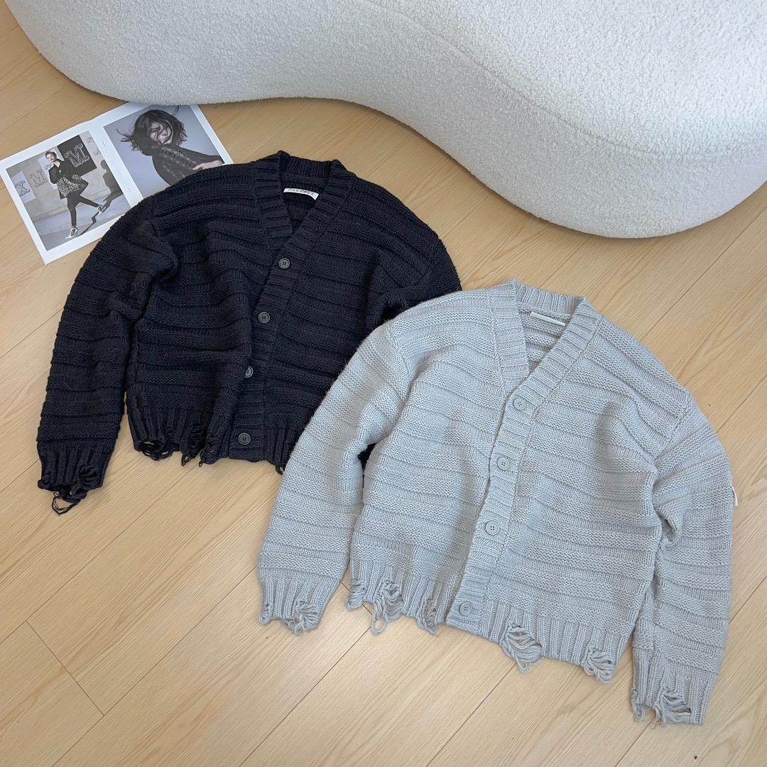 NO:468294,MM6 25 autumn and winter new style simple V-neck grinding design cardigan knitted sweater jacket high version male and female style two-color sml,,masion margiela,jackets & coats,sweaters,alexander wang19860909MM6 25秋冬新款 简约V领磨烂设计开衫针织毛衣外套 高版本 男女同款 两色sml,,masion margiela,jackets & coats,sweaters,alexander wang,Women's clothing