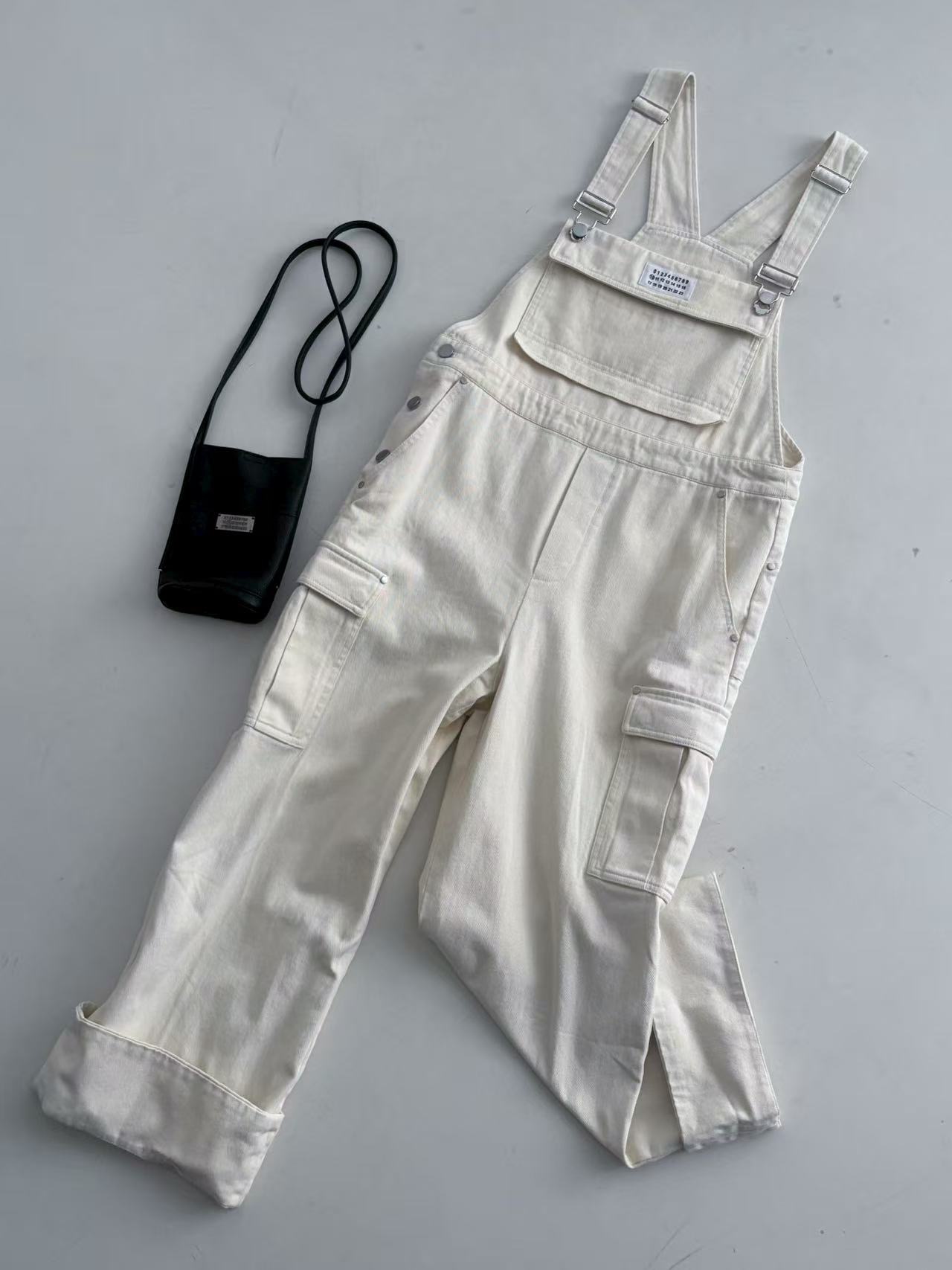 NO:468301,MM6 American lazy denim overalls. Wearing regular jeans, you must try this pair of age-reducing overalls. High-quality cotton-washed twill yarn card fabric, crisp and textured, classic cou patch embroidered logo embroidery, the upper body is very youthful and age-reducing. I also specially added the design of floor pants!  Easily grasp the long legs!  Loose wide-leg pants to solve the troubles of various leg shapes and easily cover the shortcomings of the legs~sml,masion margiela,jeans,alexander wang19860909MM6 美式慵懒牛仔背带裤 穿腻了常规的牛仔裤 一定要试试这条减龄的背带裤,高品棉质水洗斜纹纱卡面料,挺括有质感,经典cou贴布绣logo点缀,上身非常青春减龄 还特意加了拖地裤的设计！轻松拿捏大长腿！宽松的阔腿裤型 解决各种腿型的烦恼轻松遮住腿部的不足之处～sml,,masion margiela,jeans,alexander wang,Women's clothing