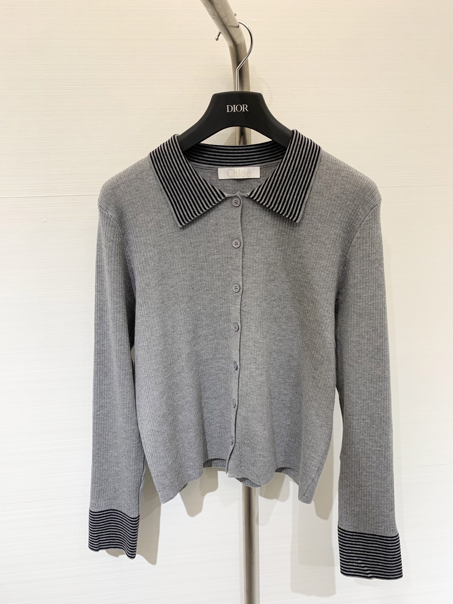 NO:469696,Chloe 25 early autumn new style contrasting color spliced ​​knitted cardigan High-waist short style adopts wool fabric collar and cuff spliced ​​striped work clothes contrasting color looks good commuting versatile two-color sml, chloe, loewe, alexander wang19860909Chloe 25早秋新款 撞色拼接针织开衫 高腰短款版型 采用羊毛面料 领子、袖口拼接条纹工衣 撞色好看 通勤百搭 两色sml,,chloe,loewe,alexander wang,Women's clothing