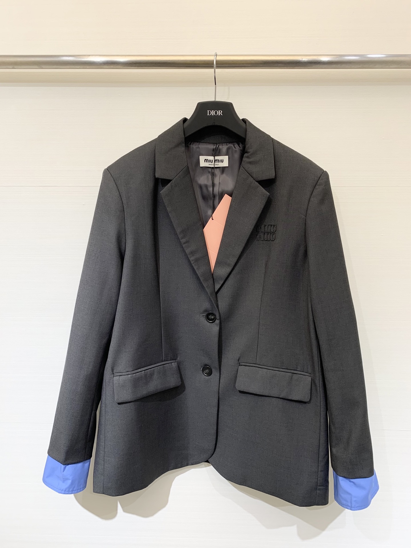 NO:471386,MIUMI* Classic autumn and winter hits Fake two-piece loose wool suit jacket Simple and versatile splicing color system Letter logo embroidery on chest positioning Simple and big brand Fake two-piece cuff design Weakening suit toughness and adding a touch of trend Cool and styling suit jacket Commuting outfit SML P,,miumiu, jackets & coats,business suit,alexander wang19860909MIUMI* 经典秋冬爆款 假两件宽松羊毛西服外套 简约百搭的拼接色系 胸口定位的字母logo刺绣 简约又大牌 袖口假两件设计 弱化西装硬朗感 更添一丝潮流 酷飒兼备 廓形感西装外套 通勤外搭绝绝子 SML P,,miumiu,jackets & coats,business suit,alexander wang,Women's clothing