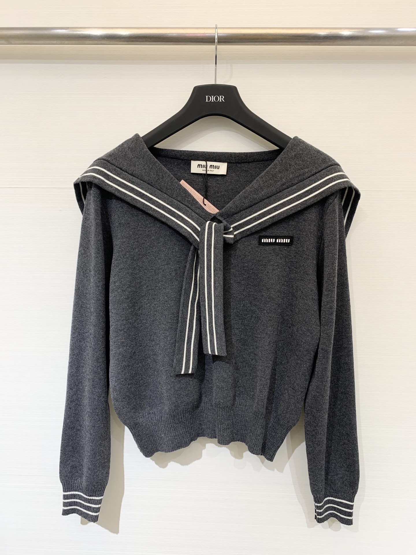 NO:471413,MIUMI* 25 autumn and winter new style, line collar edge navy collar knitted long sleeves, chest LOGO embellishment, high waist short style, age-reducing playful two-color sml,,miumiu,alexander wang19860909MIUMI* 25秋冬新款 线条领边海军领针织长袖 胸前LOGO点缀 高腰短款版型 减龄俏皮 两色sml,,miumiu,alexander wang,Women's clothing