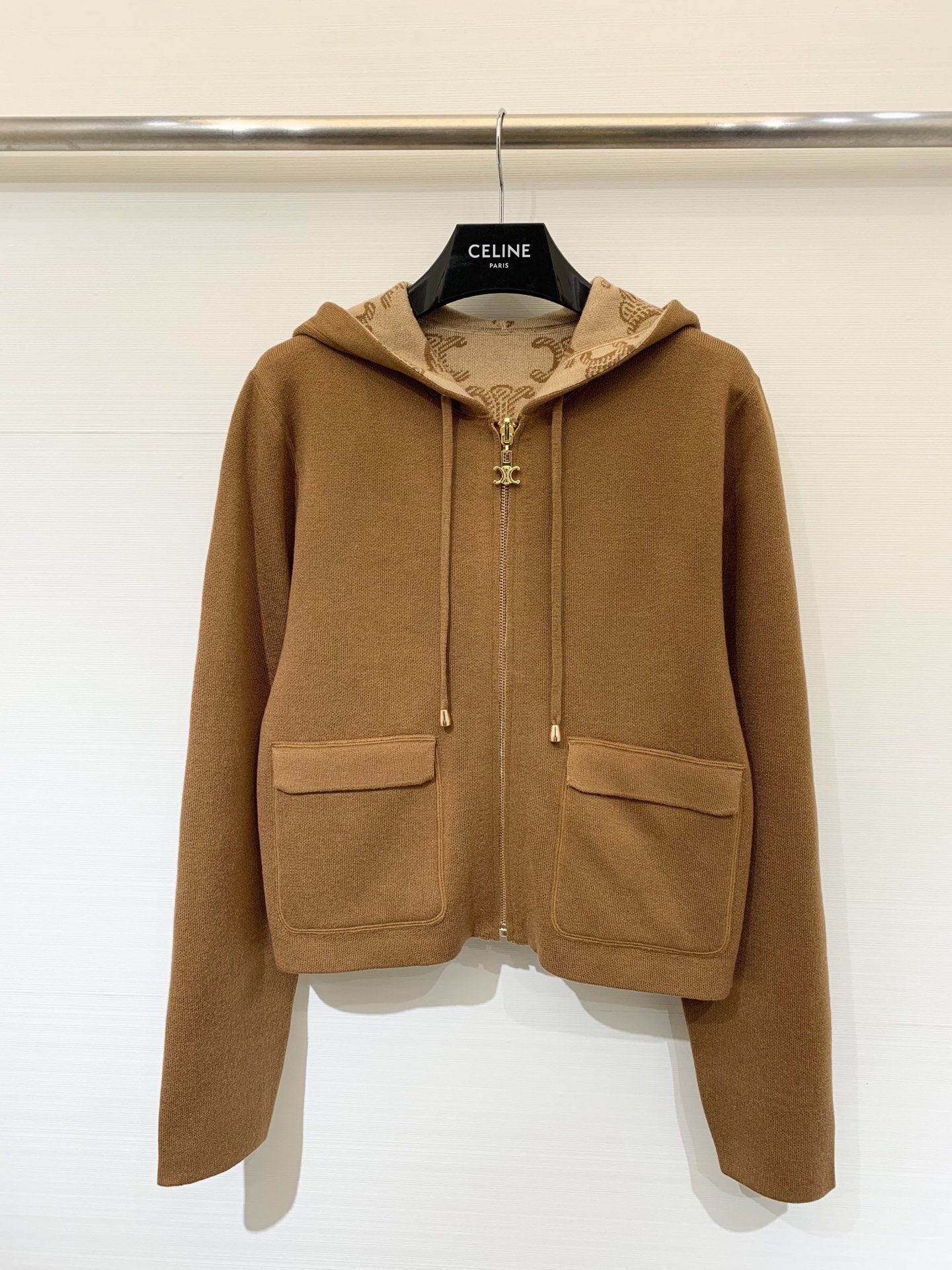 NO:471417,Celine 2025 autumn and winter new style college style dressing Arc de Triomphe double weaving crafts hooded jacket double-sided wearable Logo jacquard weaving craftsmanship luxurious and handsome Rotary sleeve design fashionable and high-end imported cashmere yarn double-sided jacquard crafts highly recommended single products sml, celine, jackets & coats, hats, alexander wang19860909Celine 2025秋冬新款 学院风穿搭 凯旋门双织工艺连帽小外套 双面可穿 Logo提花织纹工艺奢华帅气 落肩袖设计时髦又高级 进口羊绒纱线双面提花工艺 强烈推荐单品sml,,celine,jackets & coats,hats,alexander wang,Women's clothing