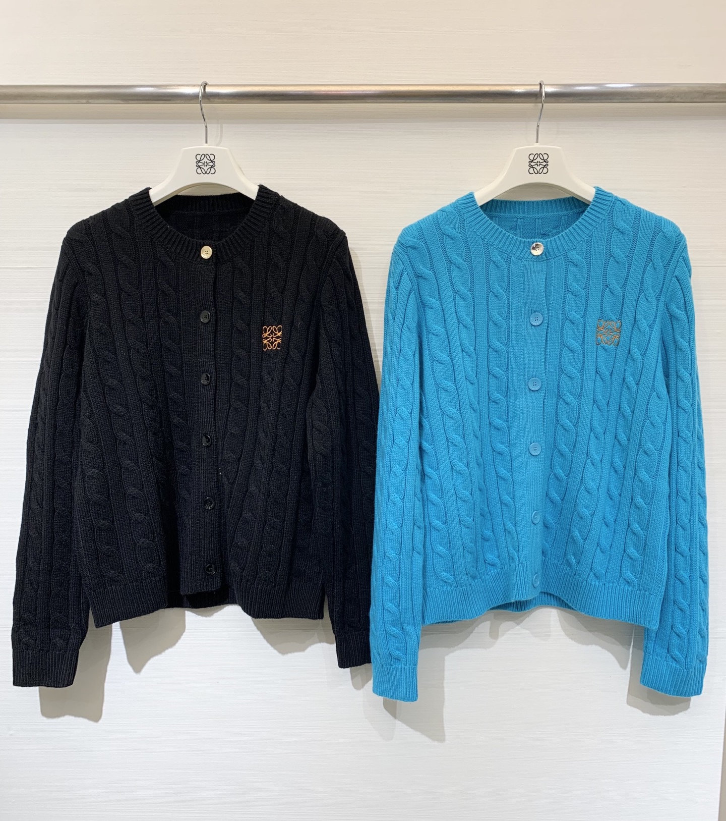 NO:471430,Loewe 25 autumn and winter new style, one-piece gold button twist knit cardigan, chest embroidered LOGO, large body three-dimensional coil design, weakening the visual expansion, neckline + cuff + hem thread closing, can withstand the wear and wash, not easy to deform, simple to match with high-waist shorts/casual pants!  Two-color sml, loewe, shorts, alexander wang19860909Loewe 25秋冬新款 一粒金扣麻花针织开衫 胸前刺绣LOGO 大身立体绞花设计 弱化了视觉膨胀感 领口+袖口+下摆螺纹收口 经得住穿洗 不易变形 简单搭配高腰短裤/休闲裤都可以！两色sml,,loewe,shorts,alexander wang,Women's clothing