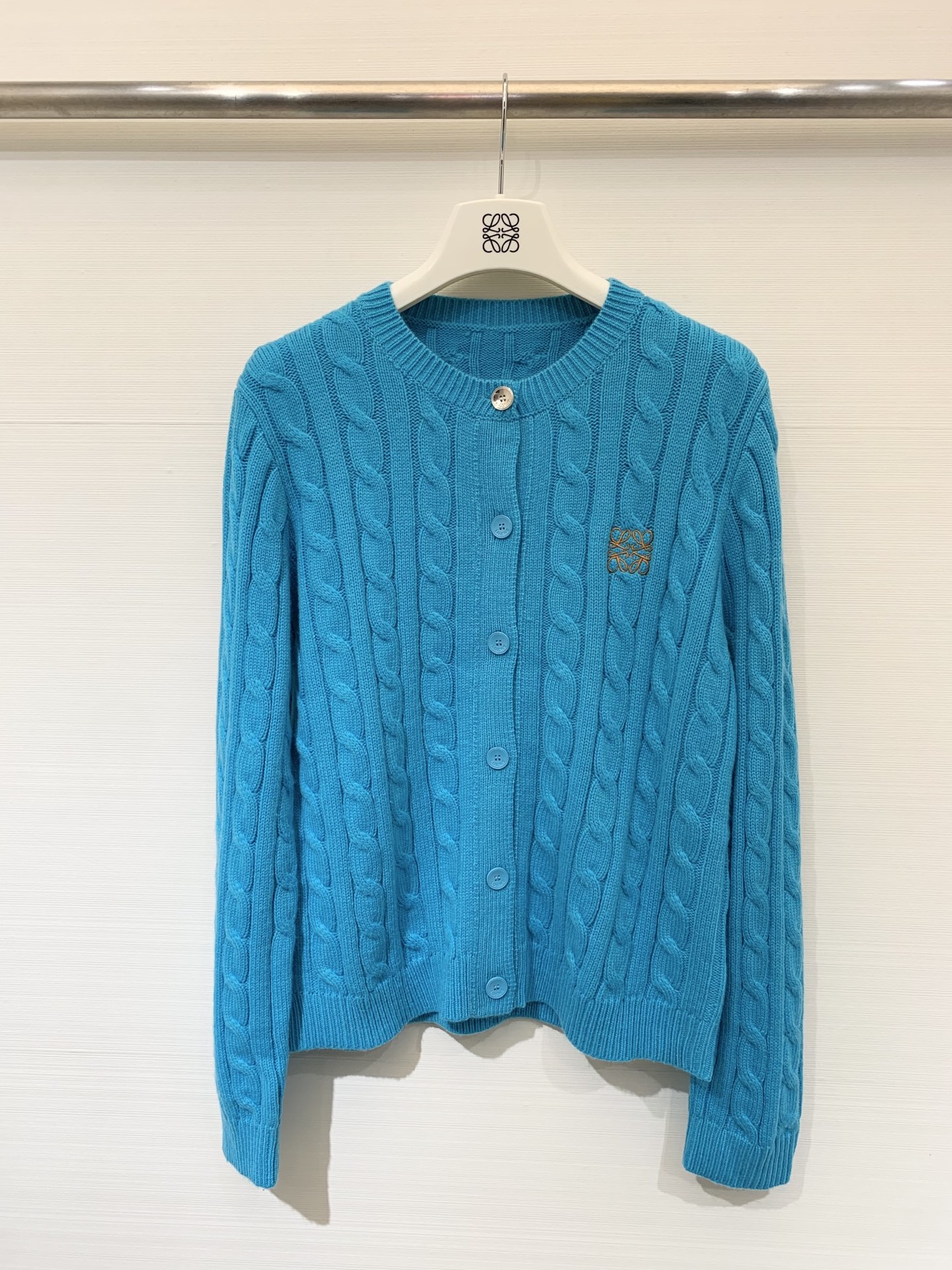 NO:471436,Loewe 25 autumn and winter new style, a silver buttoned twist knit cardigan, chest embroidered LOGO, large body three-dimensional coil design, weakening the visual expansion, neckline + cuff + hem thread closing, can withstand the wear and wash, not easy to deform, simple to match with high-waist shorts/casual pants!  Two-color sml, loewe, shorts, alexander wang19860909Loewe 25秋冬新款 一粒银扣麻花针织开衫 胸前刺绣LOGO 大身立体绞花设计 弱化了视觉膨胀感 领口+袖口+下摆螺纹收口 经得住穿洗 不易变形 简单搭配高腰短裤/休闲裤都可以！两色sml,,loewe,shorts,alexander wang,Women's clothing