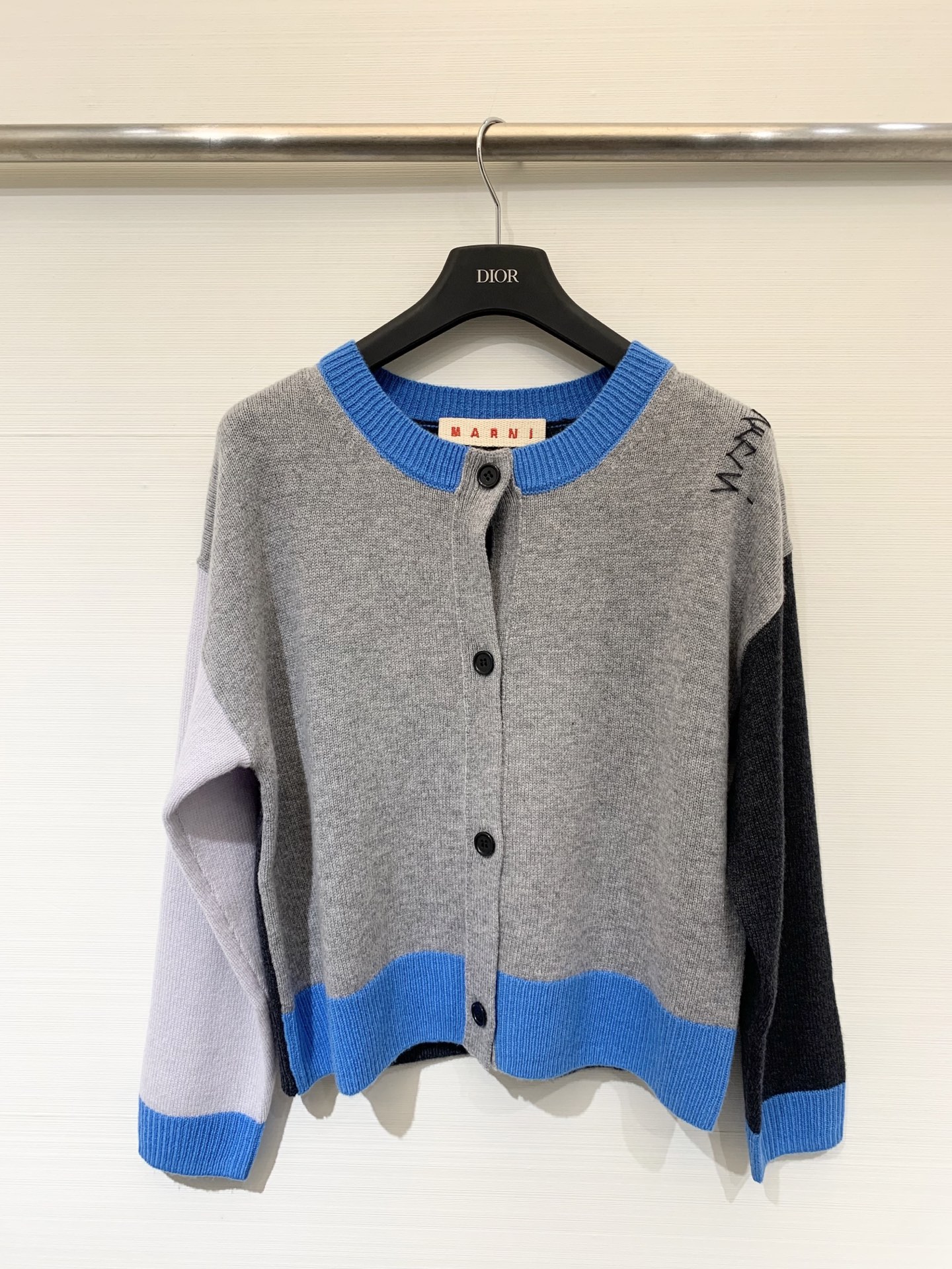 NO:472244,Marni 25 autumn and winter new style color-blocking cashmere knitted cardigan Marni continues the classic color-blocking design this year. The material of cashmere is soft and warm. The high-waisted and short style lengthens the body proportions. Perfectly displays long legs. Two-color sml, marni, alexander wang19860909Marni 25秋冬新款 拼色羊绒针织开衫 Marni今年延续经典的拼色设计 羊绒的材质柔软温暖 高腰小短款拉长身材比例 完美展现大长腿哦 两色sml,,marni,alexander wang,Women's clothing