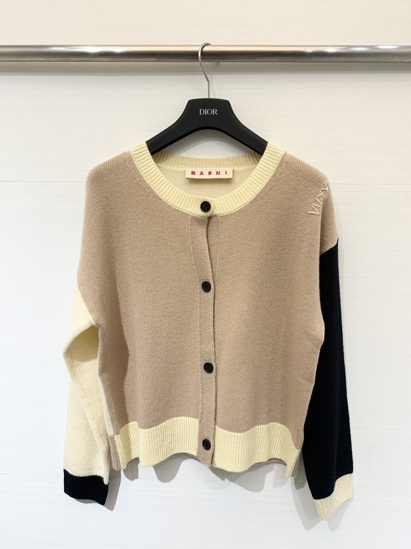 NO:472255,Marni 25 autumn and winter new style color-blocking cashmere knitted cardigan Marni continues the classic color-blocking design this year. The material of cashmere is soft and warm. The high-waisted and short style lengthens the body proportions. Perfectly displays long legs. Two-color sml, marni, alexander wang19860909Marni 25秋冬新款 拼色羊绒针织开衫 Marni今年延续经典的拼色设计 羊绒的材质柔软温暖 高腰小短款拉长身材比例 完美展现大长腿哦 两色sml,,marni,alexander wang,Women's clothing