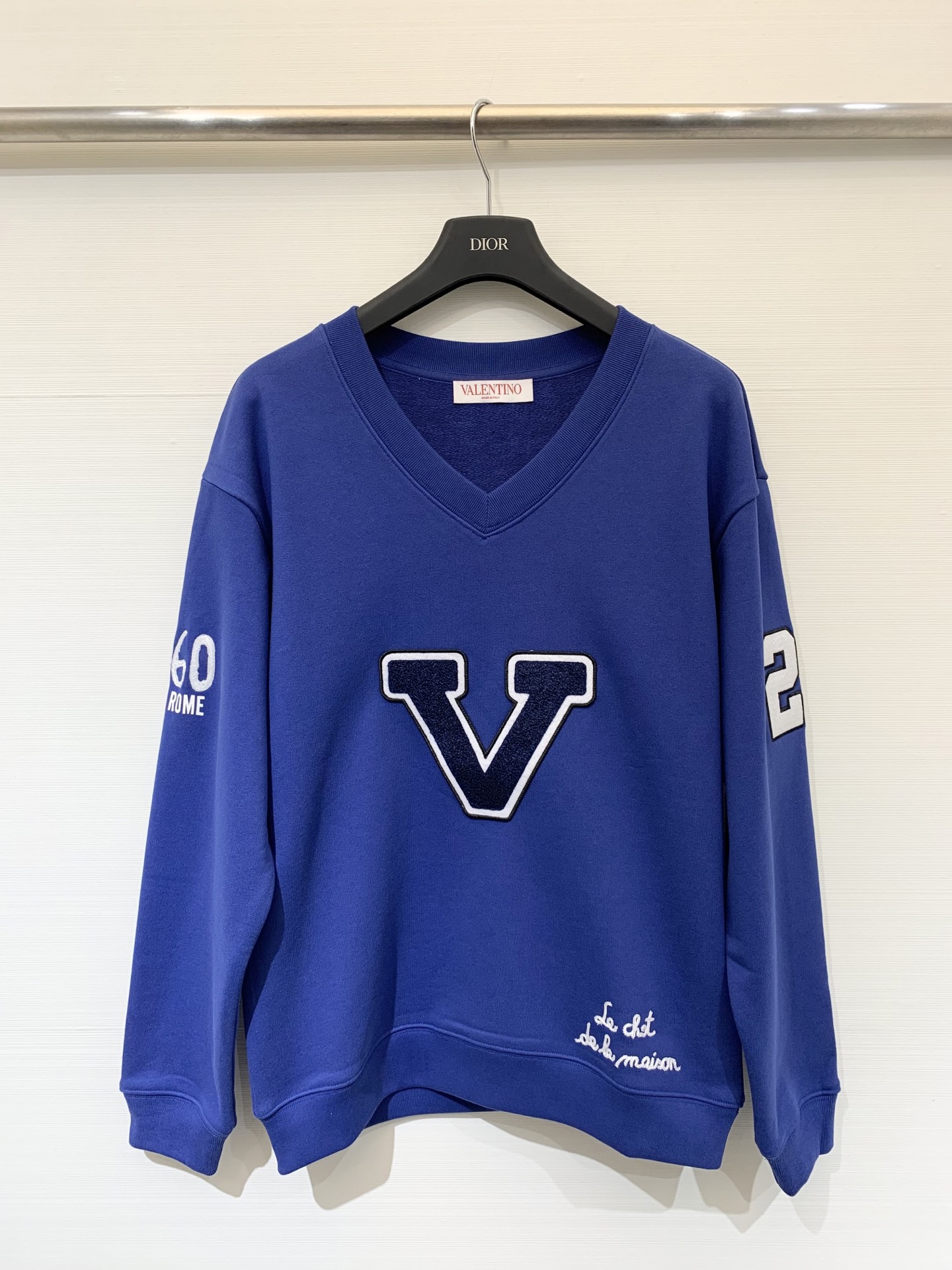 NO:472260,Valentino 25 early autumn new style flocked embroidered cotton V-neck sweatshirt, integrating multiple colors and craftsmanship, flocked V letters on the chest, embroidered cartoon cat design behind, very American style, casual and age-reducing items, two-color sml,,valentino,hoodie,sweatshirts,alexander wang19860909Valentino 25早秋新款 植绒刺绣棉质V领卫衣 集多种色彩、工艺于一体 胸前植绒V字母 背后刺绣卡通猫咪设计 很有美式风格 休闲减龄单品 两色sml,,valentino,hoodie,sweatshirts,alexander wang,Women's clothing