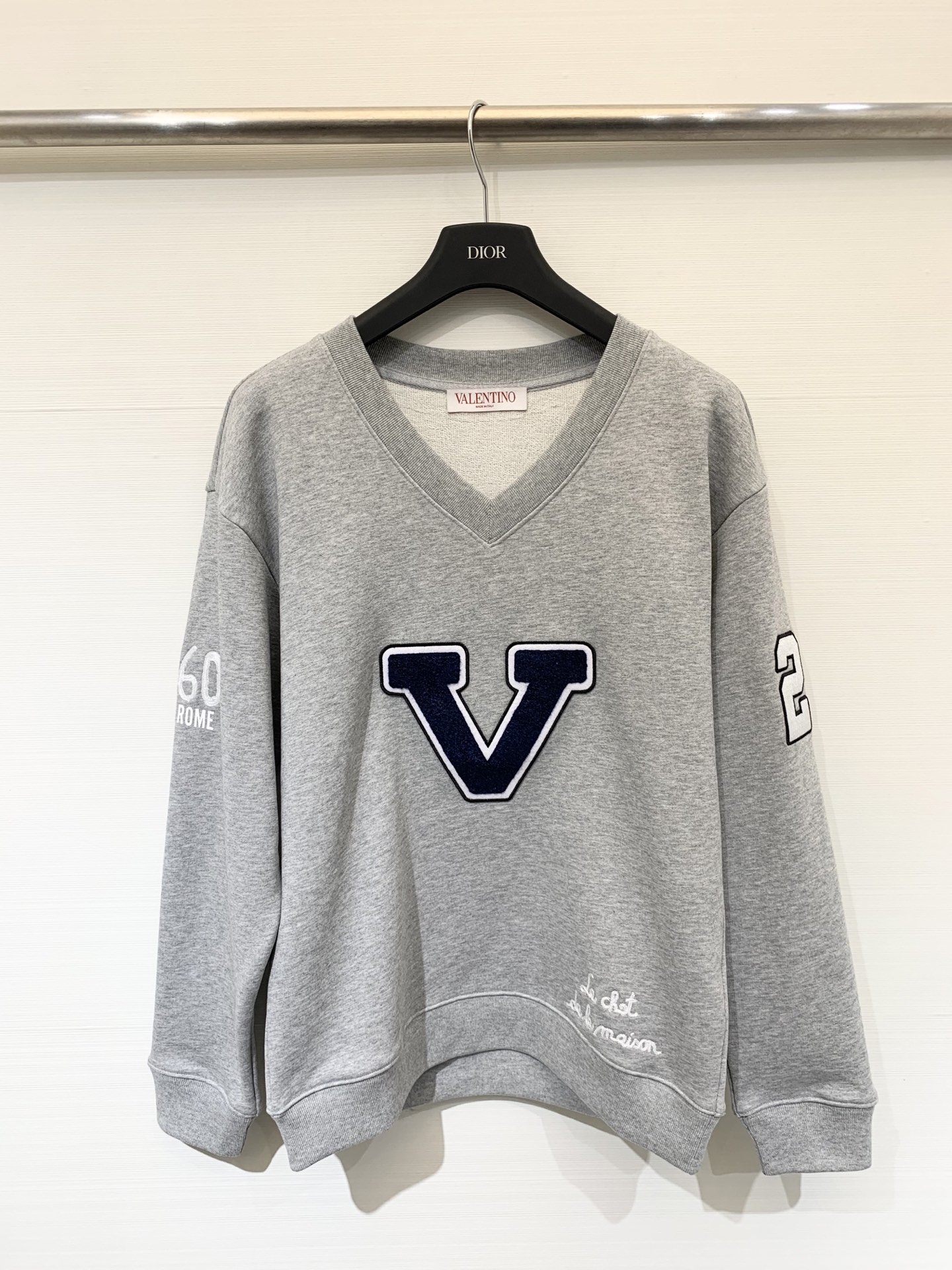 NO:472270,Valentino 25 early autumn new style flocked embroidered cotton V-neck sweatshirt, integrating multiple colors and craftsmanship, flocked V letters on the chest, embroidered cartoon cat design behind, very American style, casual and age-reducing items, two-color sml,,valentino,hoodie,sweatshirts,alexander wang19860909Valentino 25早秋新款 植绒刺绣棉质V领卫衣 集多种色彩、工艺于一体 胸前植绒V字母 背后刺绣卡通猫咪设计 很有美式风格 休闲减龄单品 两色sml,,valentino,hoodie,sweatshirts,alexander wang,Women's clothing