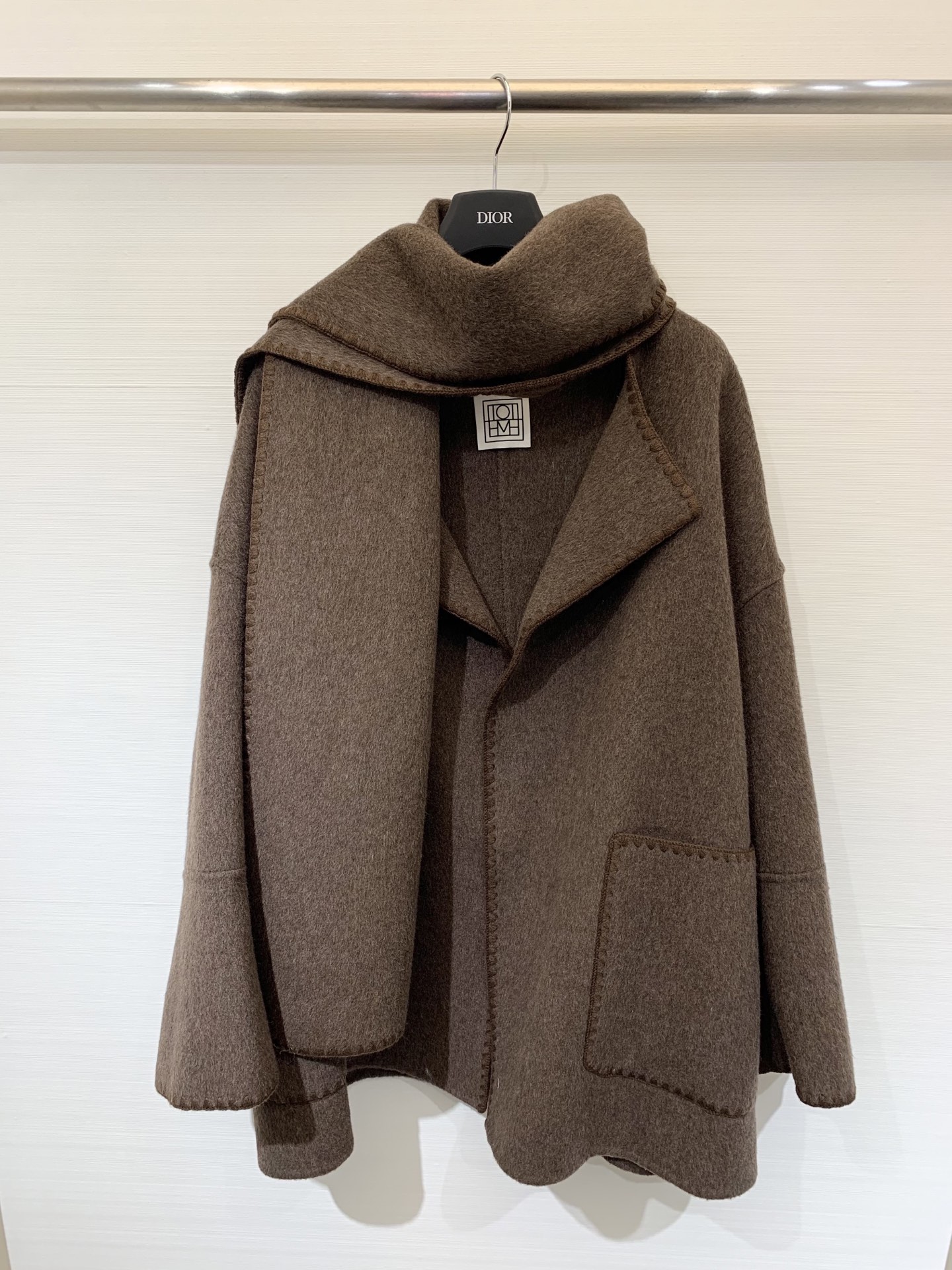 NO:472275,With dust bag Toteme 25 early autumn new style, handmade shell-trimmed embroidered scarf double-sided wool coat, medium-length style, Toteme classic series, loose and relaxed, high-end long-fiber Australian wool, delicate, smooth, thick and light, high-end fully handmade shell embroidery technology, high-end and ambience 2 colors sm,,alexander wang19860909配防尘袋Toteme 25早秋新款 手工贝壳边饰绣围巾双面羊毛大衣 中长款版型 Toteme经典系列 宽松版型松弛有度 采用高支长纤澳洲羊毛 细腻、柔滑、厚而轻盈 高阶全手工贝壳绣工艺 高级有氛围感 2色sm,,alexander wang,Women's clothing