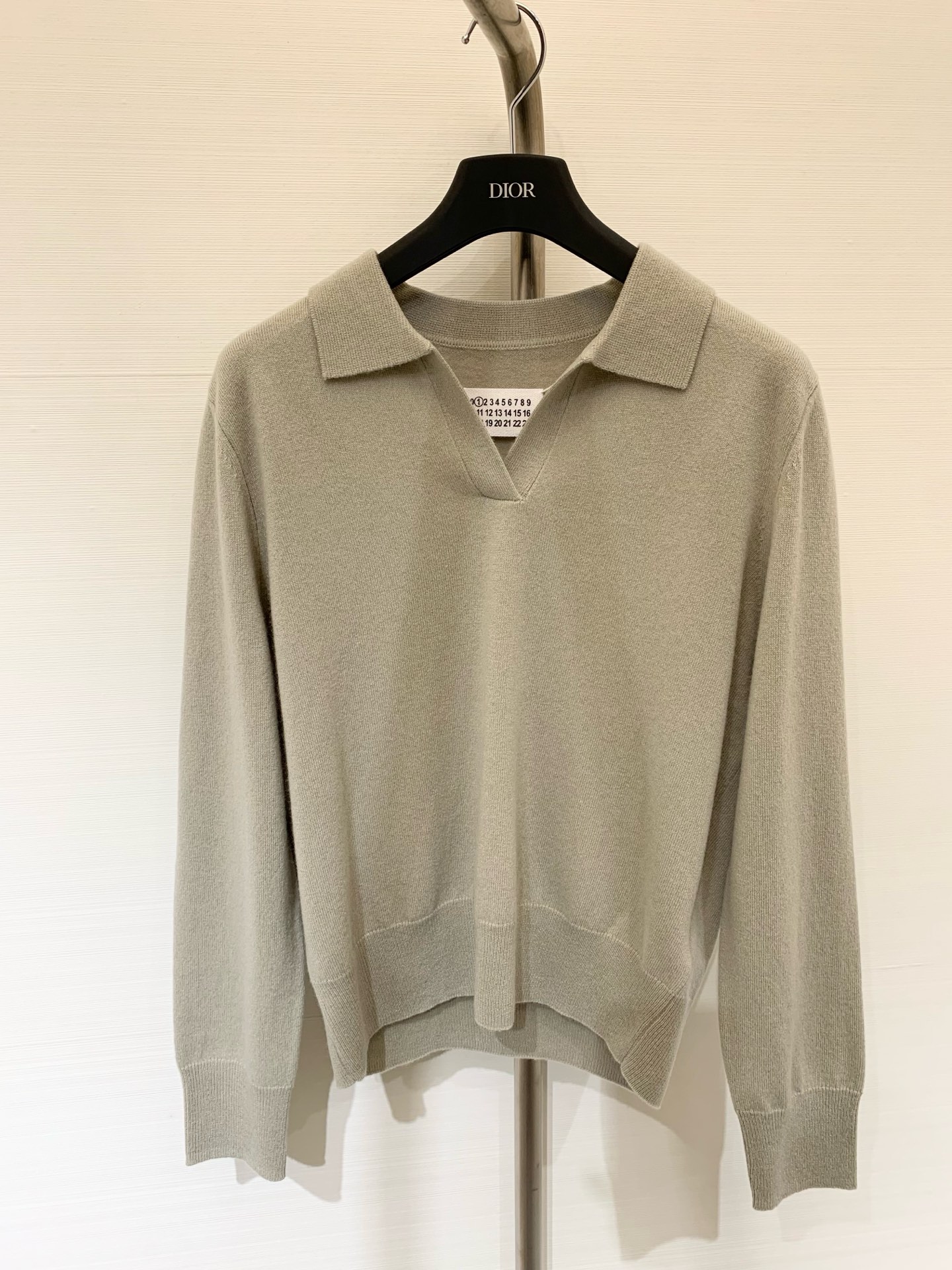 NO:474292,MM6 horse*la 2025 early autumn new style, four-corner stitching Polo open collar sweater long sleeves, classic four-corner stitching polo sweater, incorporating modern elegance, pioneering personality, can be matched with skirts or jeans, elegant and atmospheric three-color sml,,masion margiela,skirts,jeans,alexander wang19860909MM6马*拉 2025早秋新款 四角缝线Polo开领针织衫长袖 经典四角缝线polo针织衫 融入现代派的优雅风范 先锋的个性 可配搭裙装或牛仔裤 优雅大气 三色sml,,masion margiela,skirts,jeans,alexander wang,Women's clothing