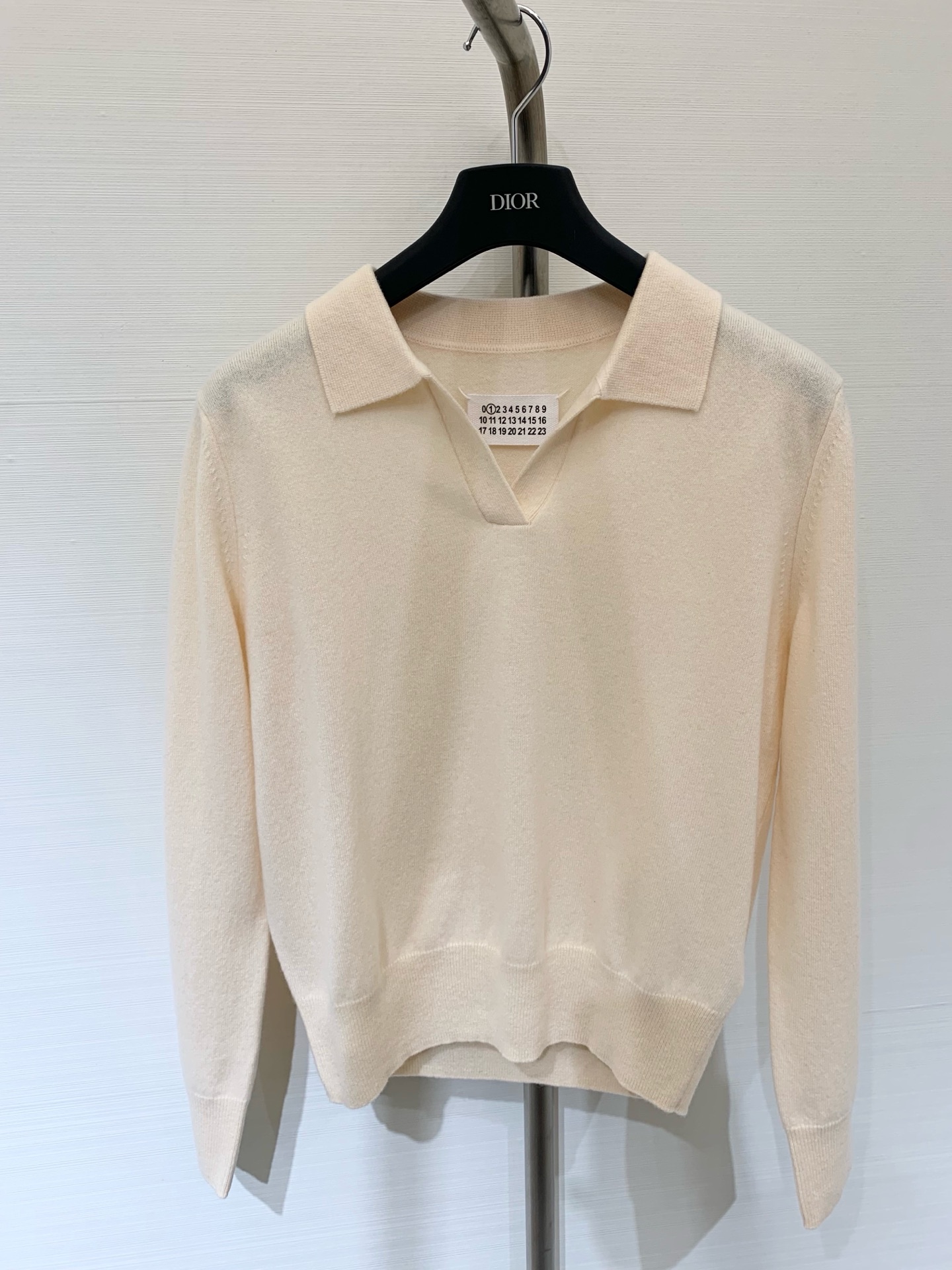 NO:474294,aMM6 horse* 2025 early autumn new style, four-corner stitching Polo open collar sweater long sleeves, classic four-corner stitching polo sweater, incorporating modern elegance, pioneering personality, can be matched with skirts or jeans, elegant and atmospheric three-color sml,,masion margiela,skirts,jeans,alexander wang19860909aMM6马*拉 2025早秋新款 四角缝线Polo开领针织衫长袖 经典四角缝线polo针织衫 融入现代派的优雅风范 先锋的个性 可配搭裙装或牛仔裤 优雅大气 三色sml,,masion margiela,skirts,jeans,alexander wang,Women's clothing