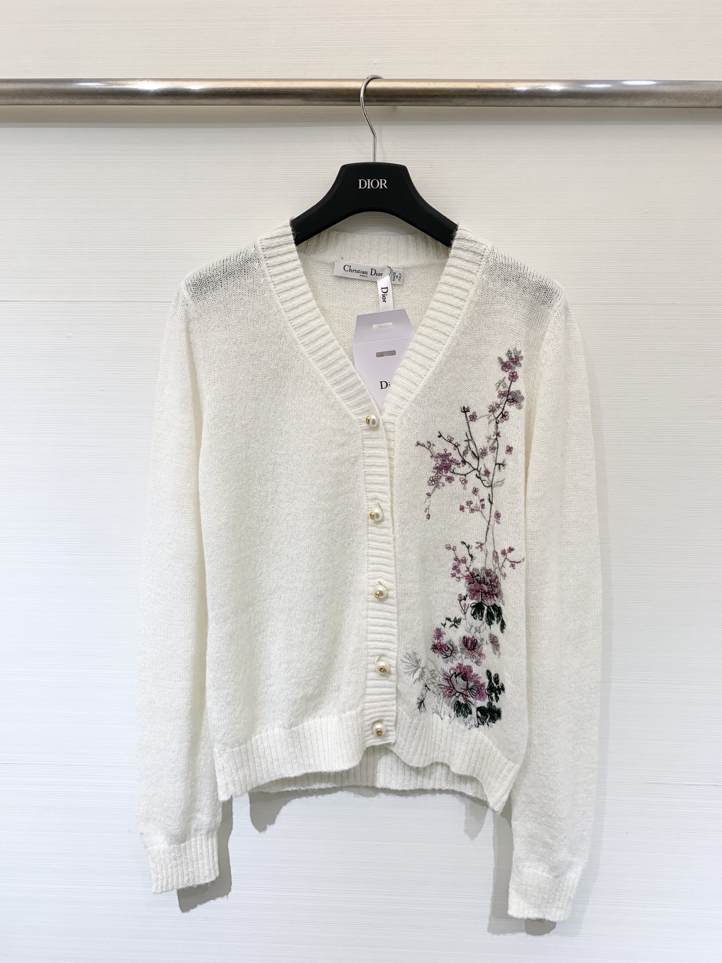 NO:474313,Dio* 2025 autumn and winter new style Heavy Industry embroidery knitted cardigan YB custom imported mohair yarn One side outlines the flower and leaf pattern with embroidery technology Heavy Industry pearl alphabet round button embellishment Elegant dressing temperament Two-color sml, Dior, alexander wang19860909Dio* 2025秋冬新款 重工刺绣针织开衫 YB定制进口马海毛纱线 单侧以刺绣工艺勾勒出花叶图案 重工珍珠字母圆扣点缀 穿搭气质高雅 两色sml,,dior,alexander wang,Women's clothing