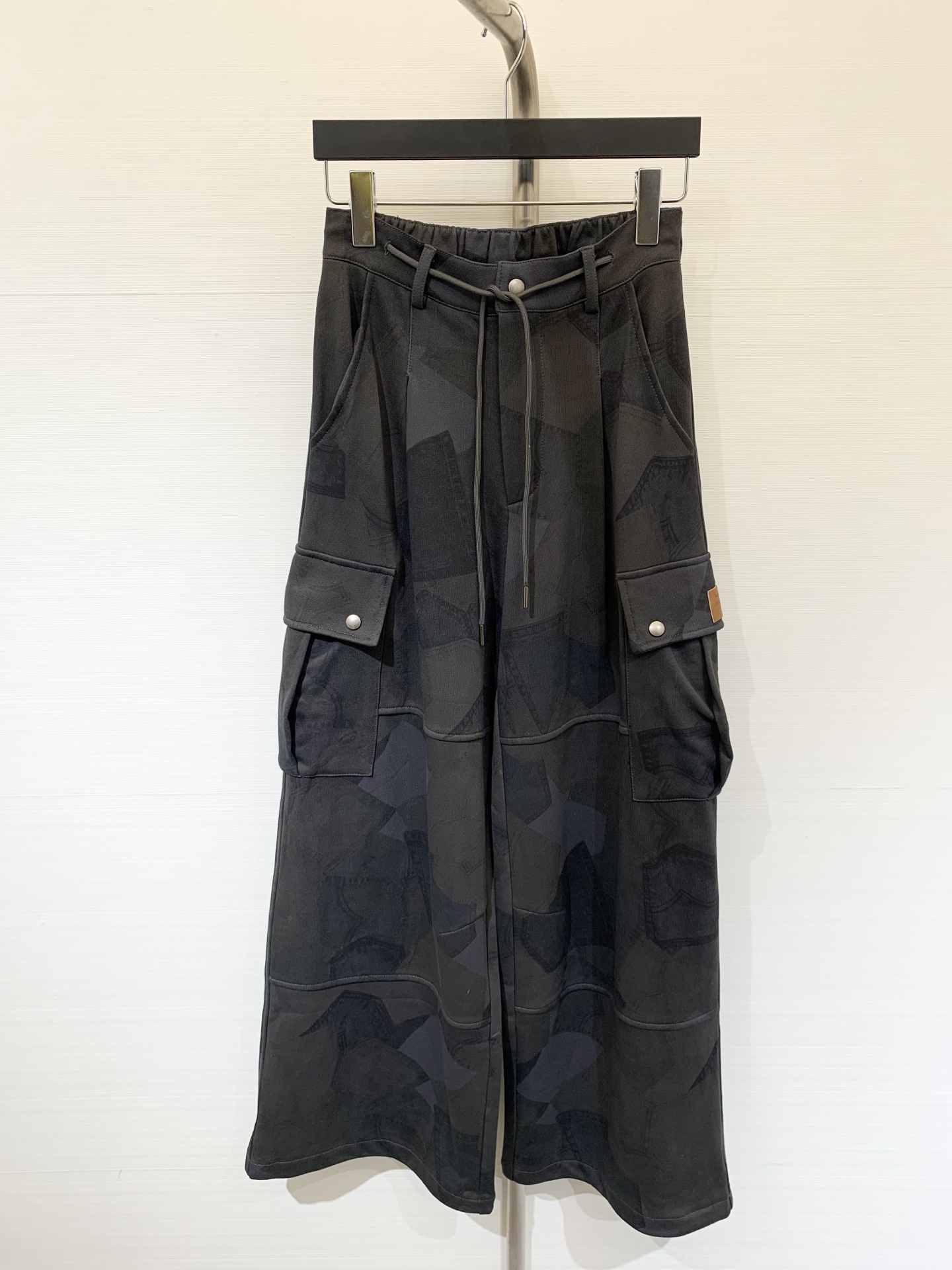 NO:474328,Acnestudios 25 early autumn new style camouflage work casual pants with cool aura classic LOGO embellishment camouflage pattern retro and fashionable work pants neatly and slim, easy to create a street trendy feeling, the fabric is comfortable and textured, every day when going out on the street and bombing are superb. Fashion players close their eyes and enter sml, acne studios, dior, alexander wang19860909Acnestudios 25早秋新款 迷彩工装休闲裤 自带酷飒气场 经典LOGO点缀 迷彩纹路复古又时髦 工装裤型利落显瘦 轻松打造街头潮人感 面料舒适有质感 日常出街、炸场都超绝 潮流玩家闭眼入sml,,acne studios,dior,alexander wang,Women's clothing