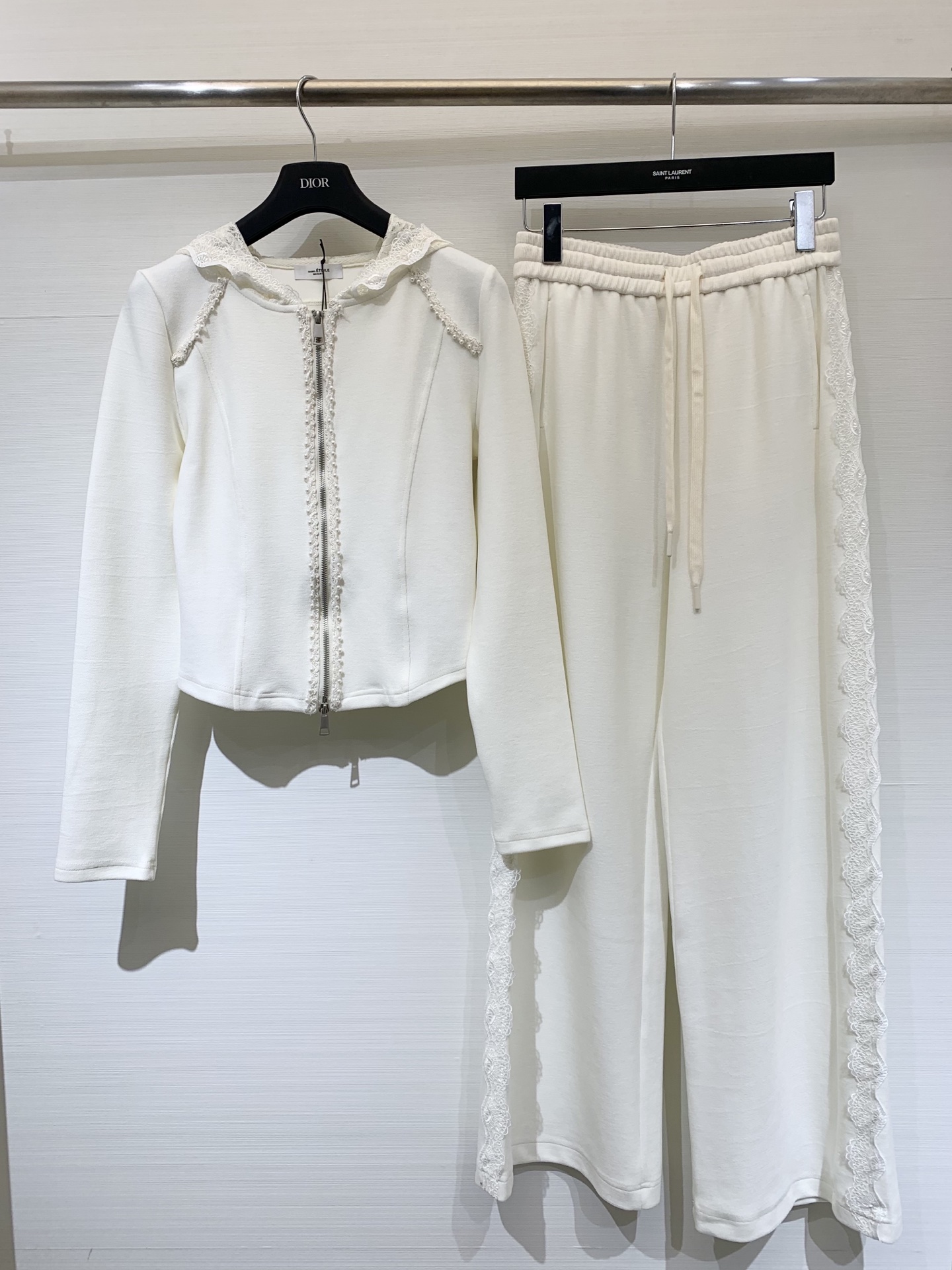 NO:474318,IsabelMarant 25 early autumn new style Heavy industry lace lace splicing casual suit Hooded sweatshirt cardigan trousers Super beautiful lace flower hooded splicing decoration Elegant and generous style playful and age-reducing You can easily control sml during daily travel or party, hoodie, sweatshirts, hats, alexander wang19860909IsabelMarant 25早秋新款 重工蕾丝花边拼接休闲套装 连帽卫衣开衫长裤 超美的蕾丝花朵连帽拼接装饰 优雅大方 风格俏皮减龄 日常出行或聚会轻松驾驭sml,,hoodie,sweatshirts,hats,alexander wang,Women's clothing